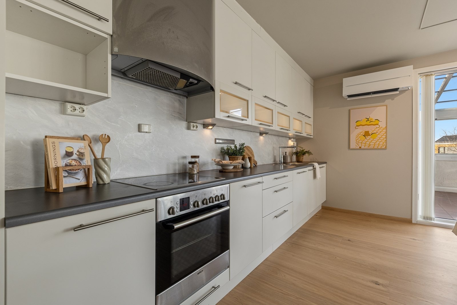 Innredningen består av både over- og underskap. Galleribilde