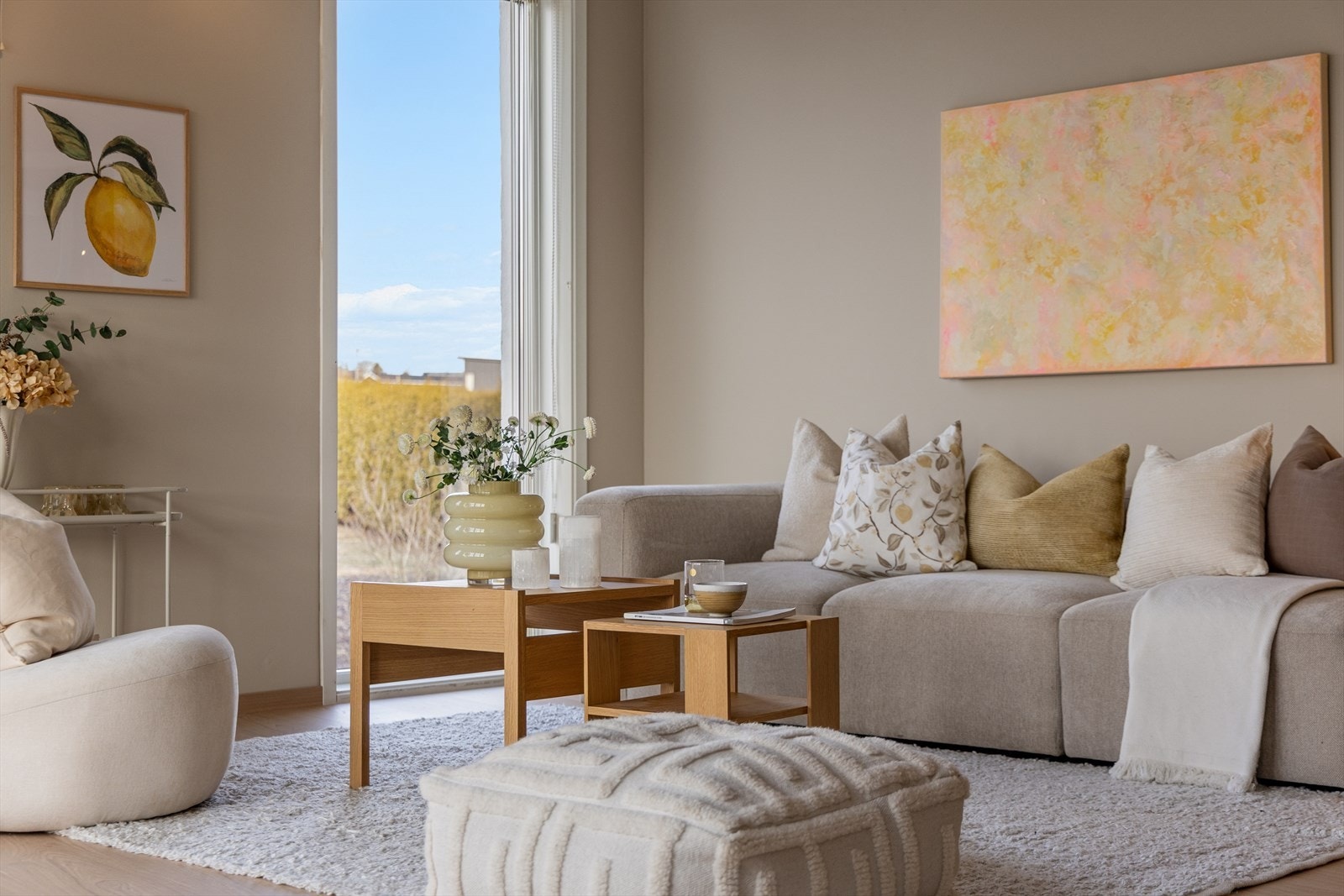 Leiligheten kan skilte med et innbydende oppholdsrom med åpen stue- og kjøkkenløsning. Galleribilde