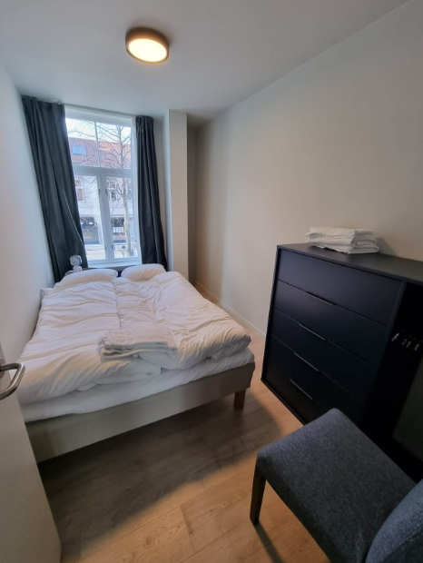 Soverom med dobbeltseng, garderobeskap og arbeidsplass. Galleribilde