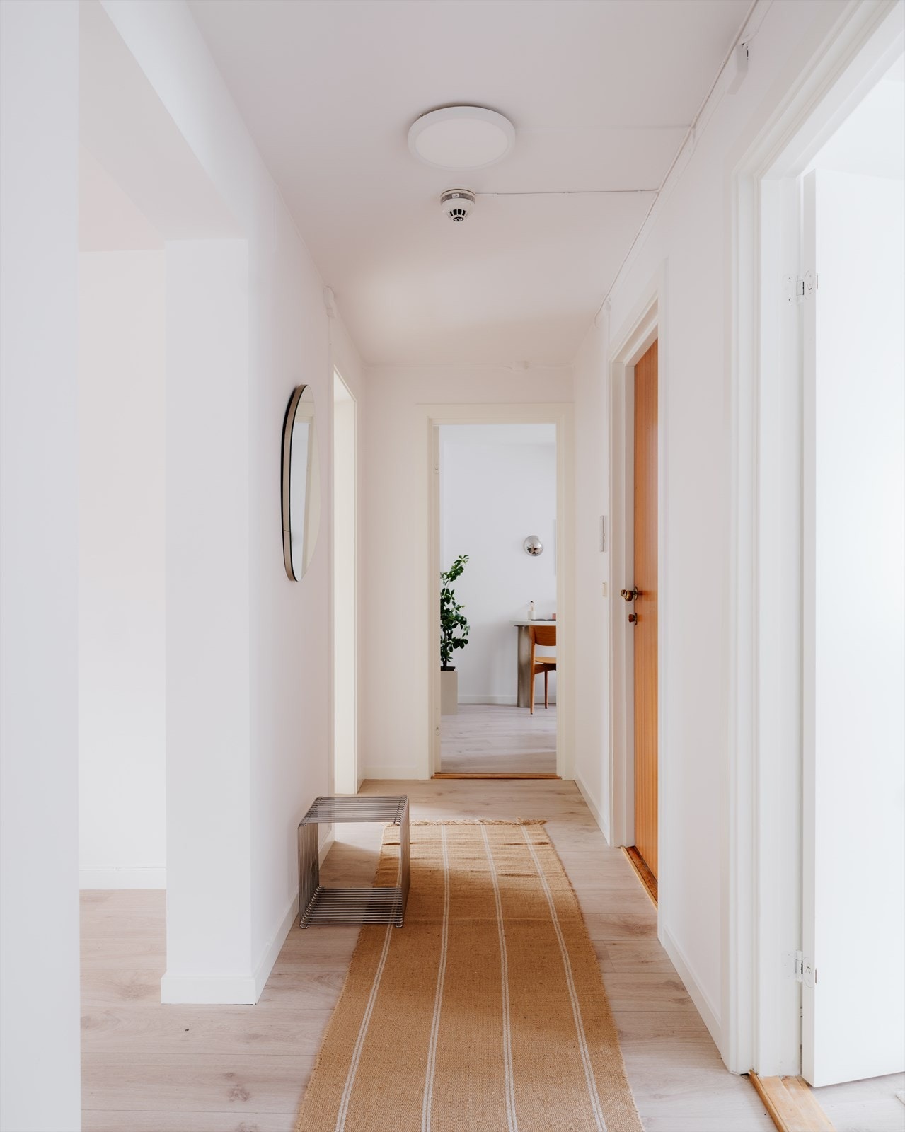 En hyggelig gang fører deg mellom rommene. Galleribilde