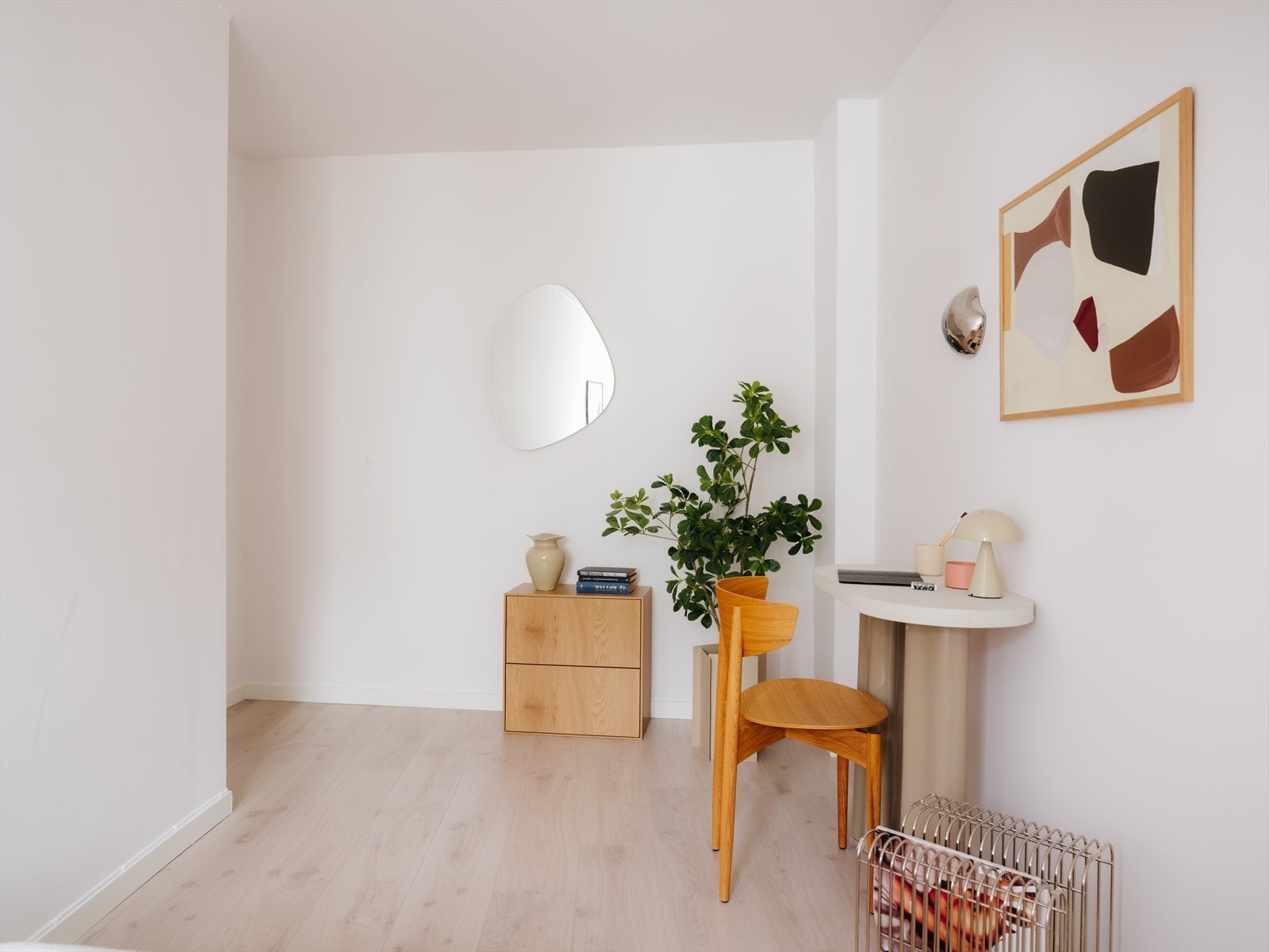 Skrivebordet finner sin naturlige plass i hjørnet. Galleribilde