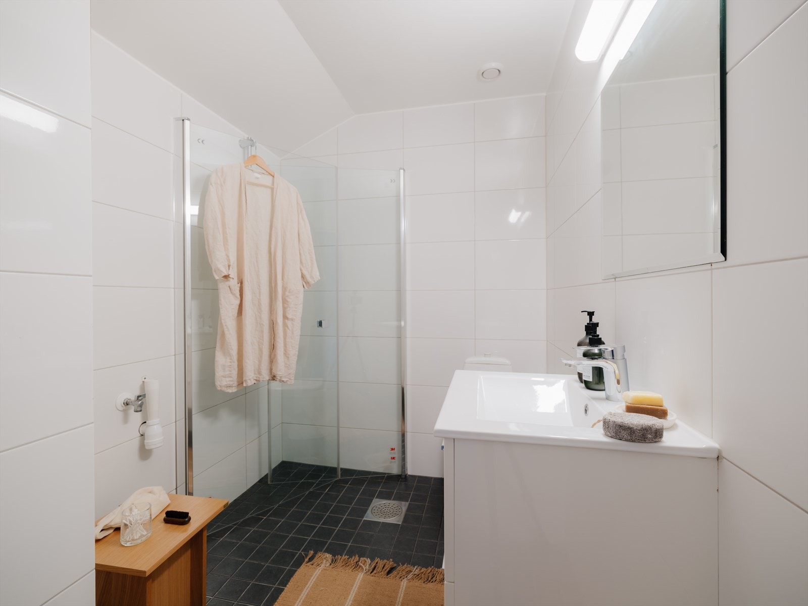 Pent bad, tidsløst flislagt. Galleribilde