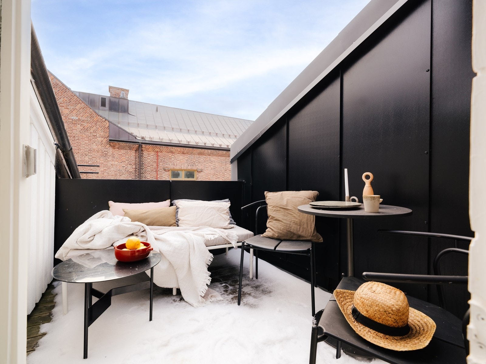 Fra et av rommene har du adkomst til en herlig, privat takterrasse. Galleribilde