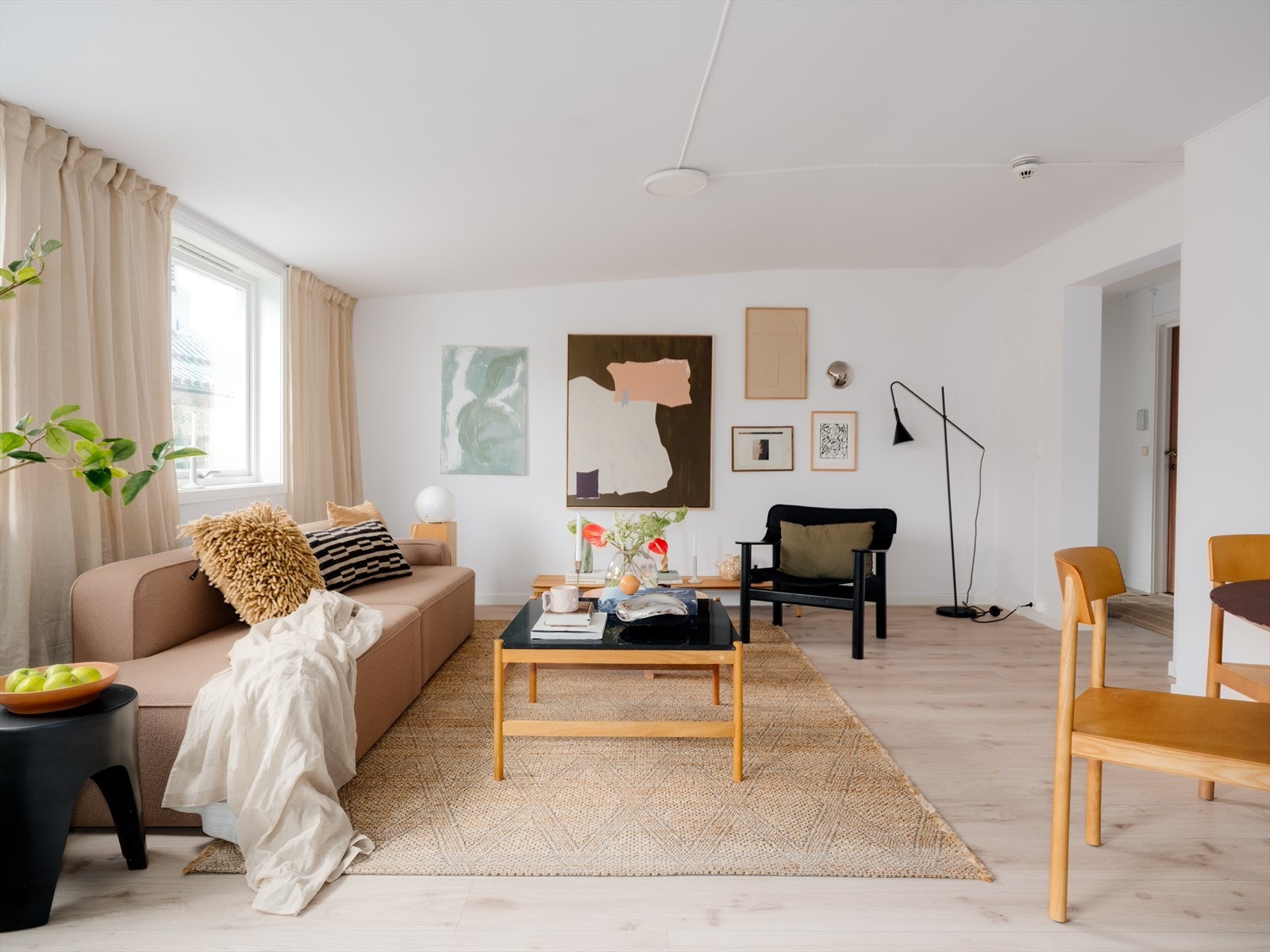 Stuen er en sosial sone med god plass til både spisestue og sofaløsning. Galleribilde