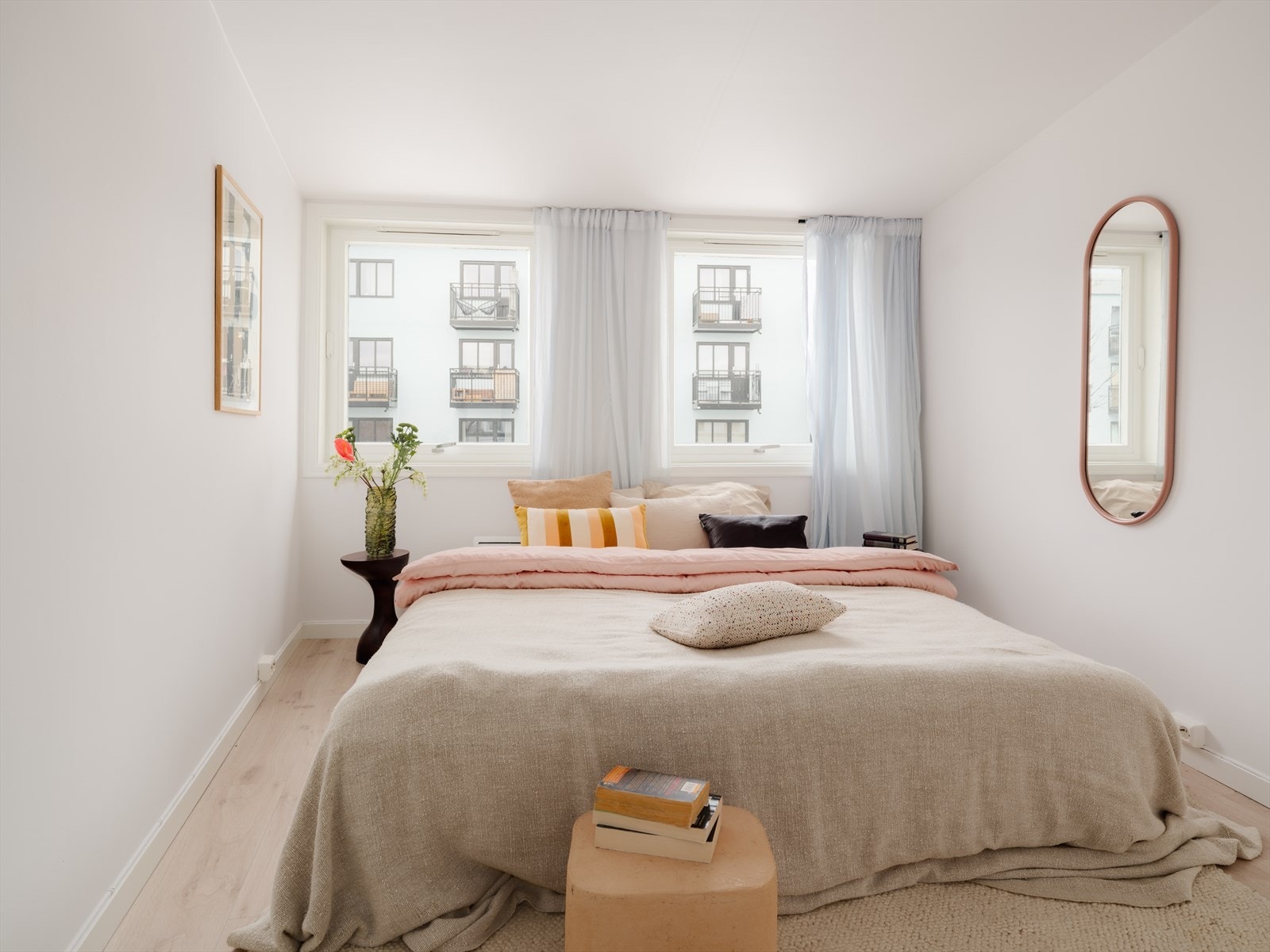 Boligen har tre gode soverom. Hovedsoverommet er av generøs størrelse med god plass til dobbeltseng og øvrig møblement. Galleribilde