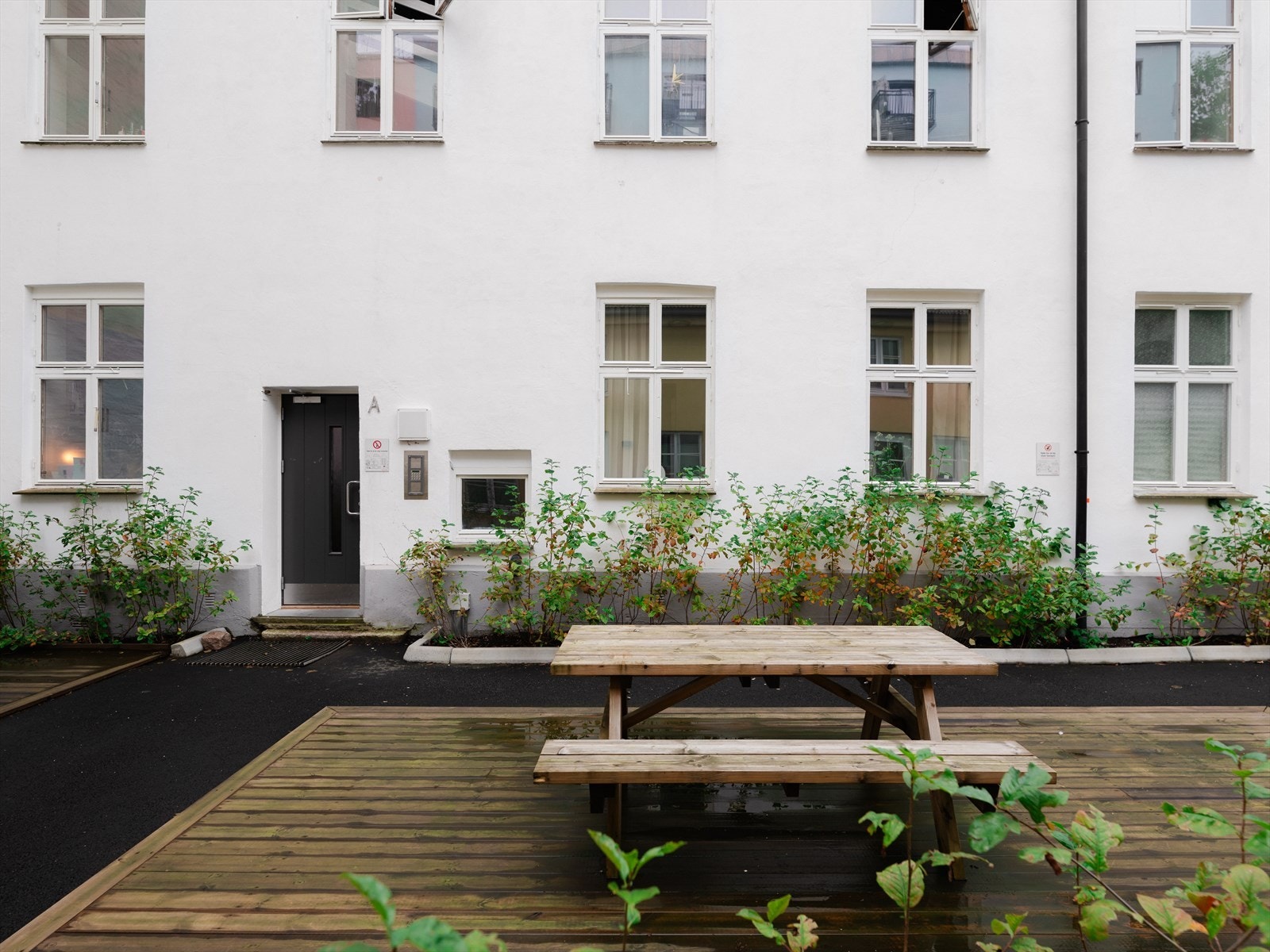 Det er laget egne plattinger og satt ut sittebenker for beboerne. Galleribilde