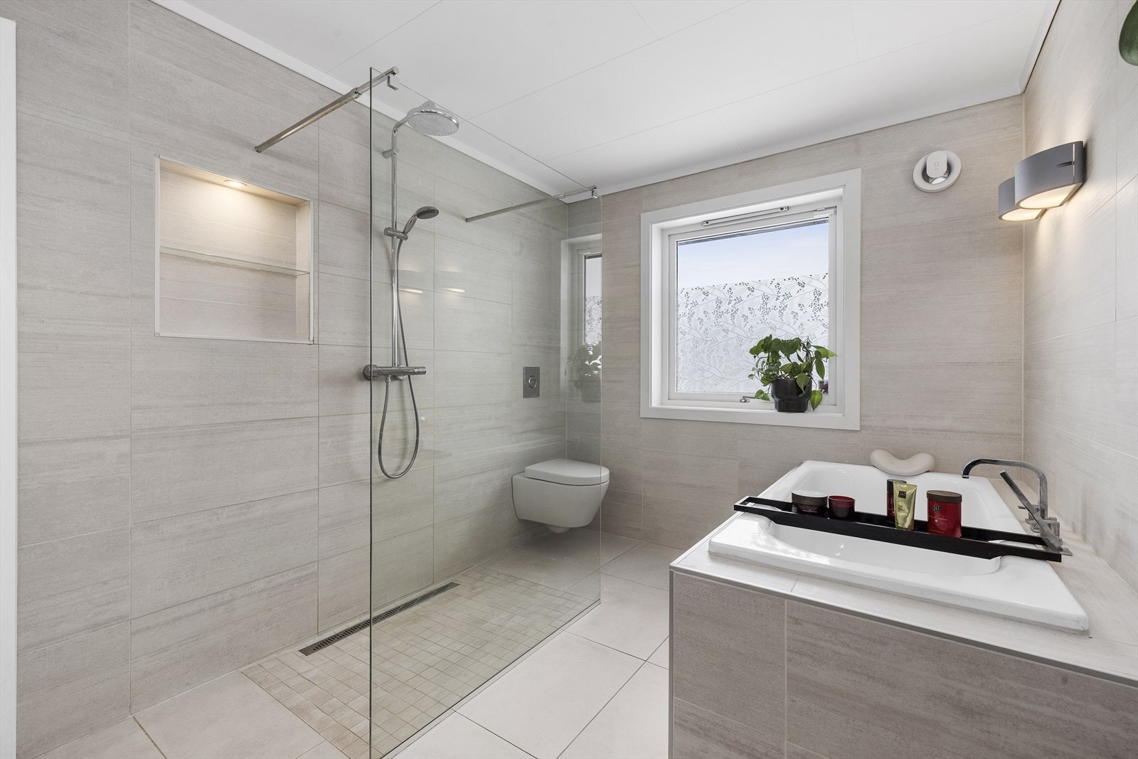 Baderommet er nytt i 2019, med lyse fliser på vegger og gulv, som gir et moderne og stilrent uttrykk Galleribilde