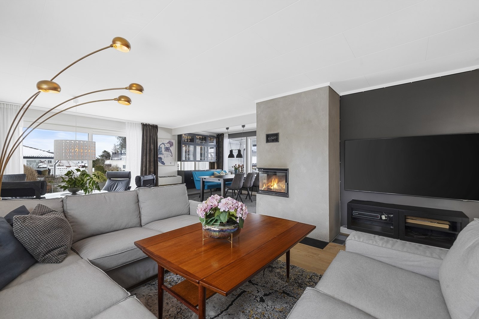 Fra entrè/hall kommer man inn til lun og innbydende stue/spisestue, i vinkel Galleribilde