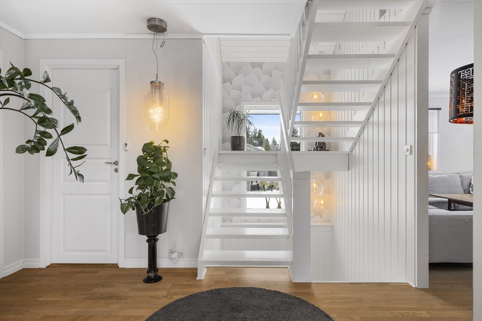 Fra boligens entrè er det trapp til 2. etasje og ned til kjeller Galleribilde