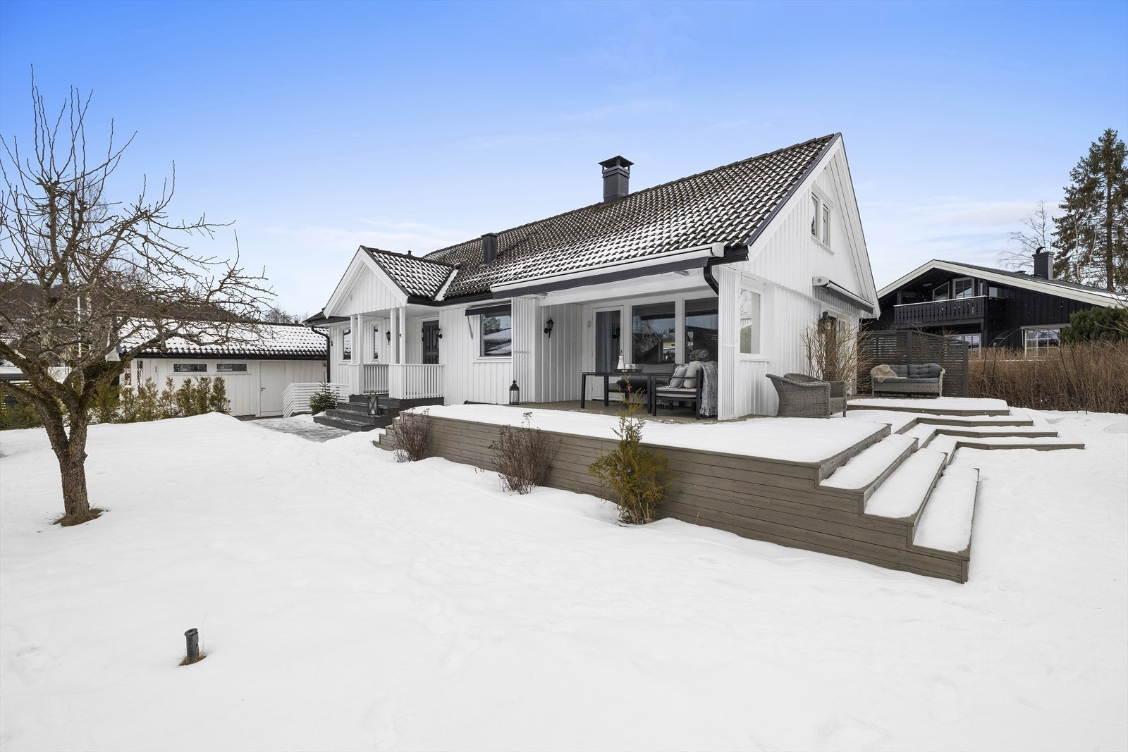 Tomten fremstår som særdeles barne og hundevennlig, med god plass til lek og aktiviteter Galleribilde