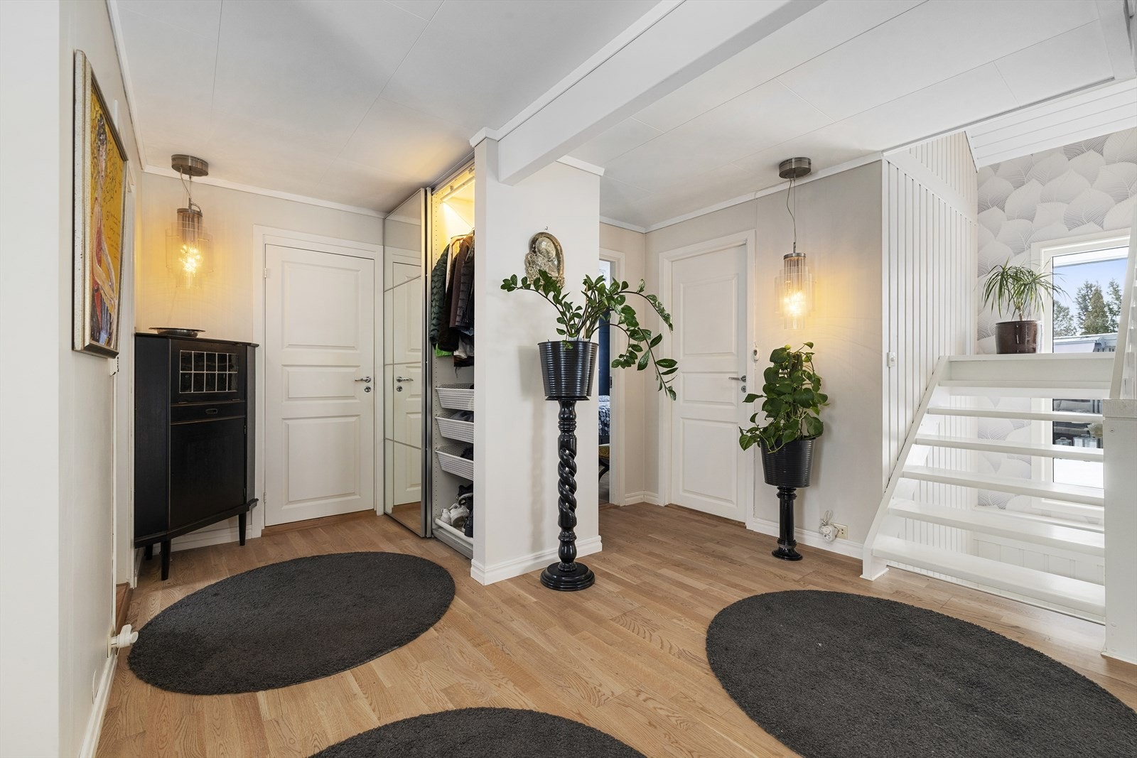 I entrè/hall det det plass til å henge og sette fra seg yttertøy og sko, samt skyvedørsgarderobe Galleribilde