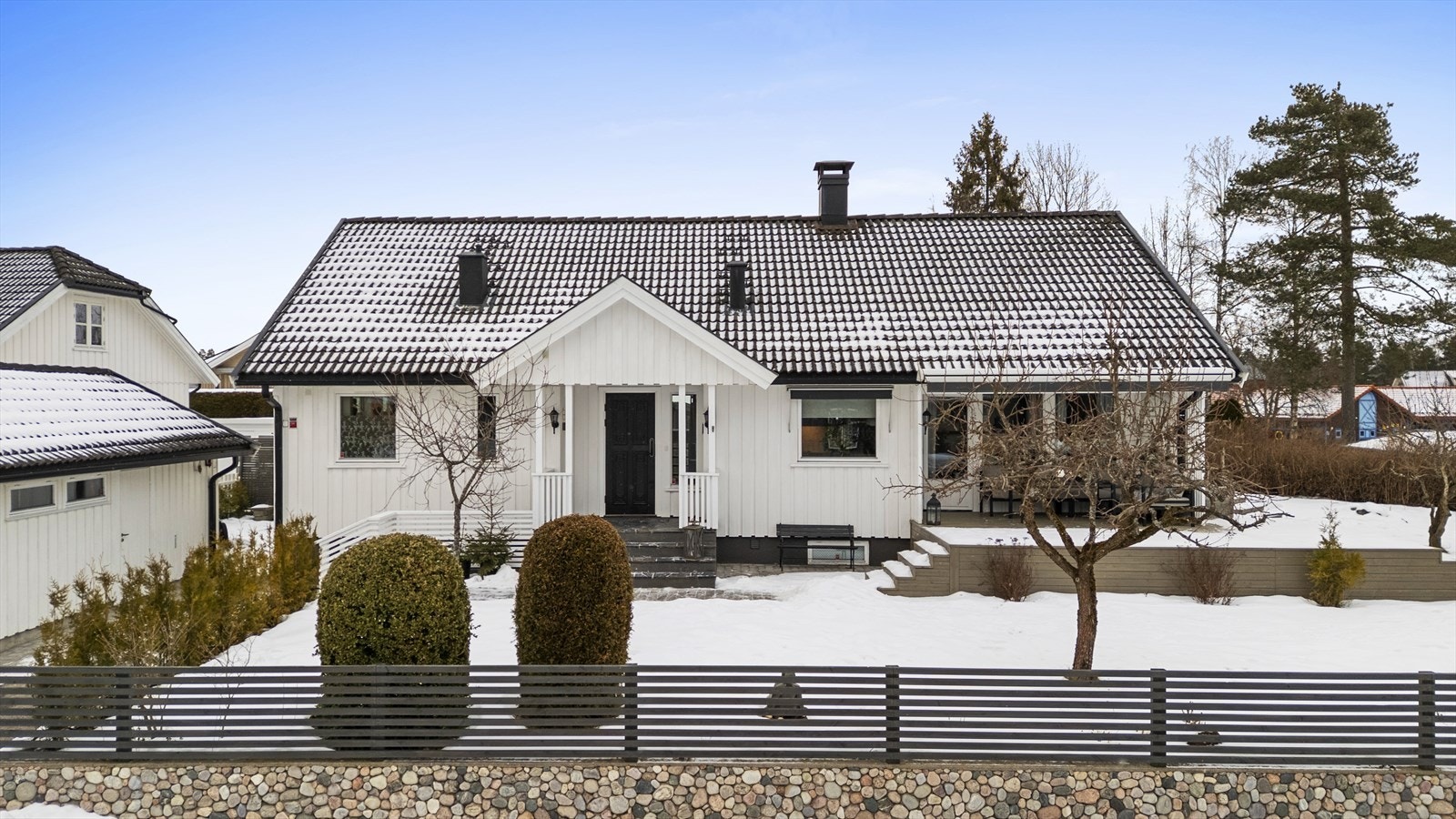 I tomtegrenser er det oppført stakittgjerde og vegetasjon som skjermer godt for innsyn og utgjør en pen ramme rundt denne praktfulle eiendommen. Galleribilde