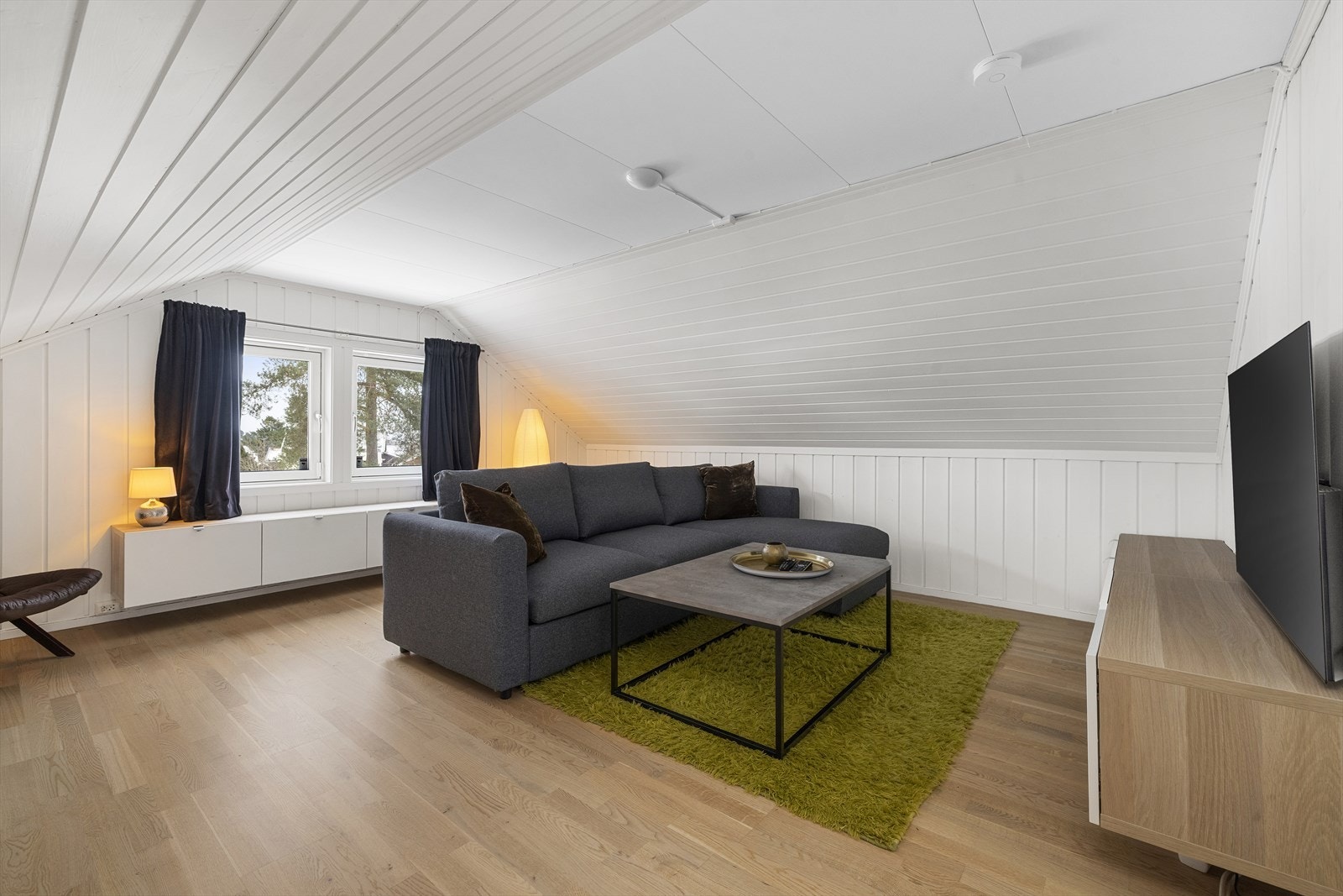 Ett av soverommene er i dag innredet som ekstra tv-stue, som er et praktisk rom for barnefamilien - dette rommet kan deles i to dersom det er ønskelig med 5 soverom i boligen Galleribilde