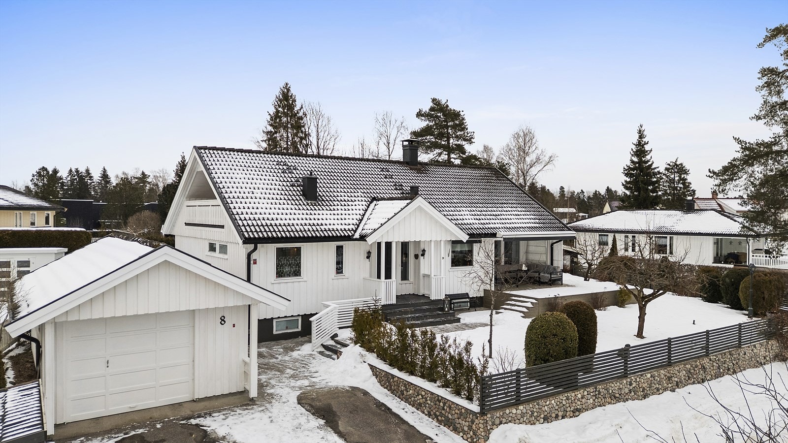 Eiendommen ligger på en plan og skjermet tomt flott opparbeidet med en frodig hage som gir en hyggelig og privat atmosfære Galleribilde