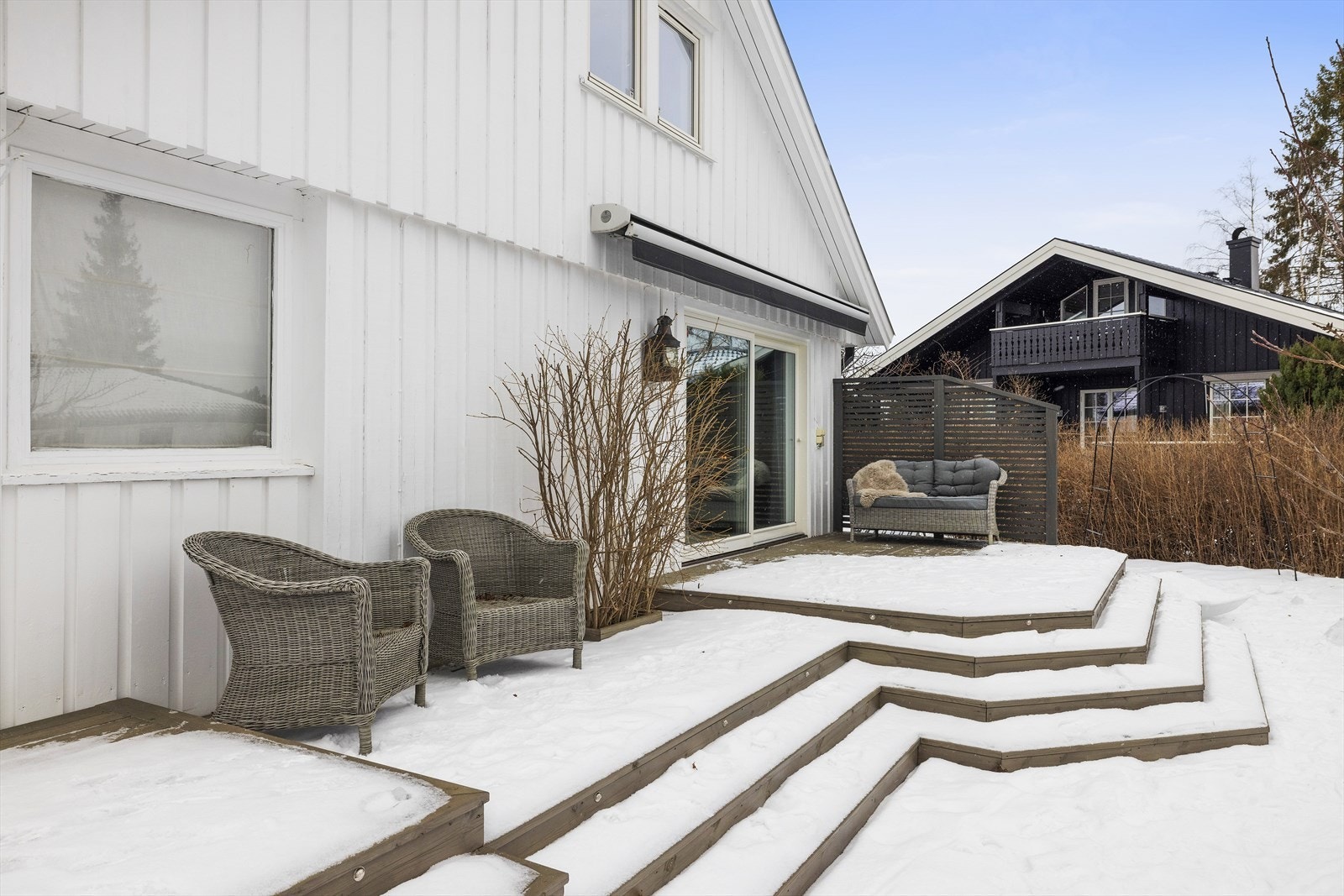 Uteområdet har god plass til sittegrupper, i alle himmelretninger Galleribilde