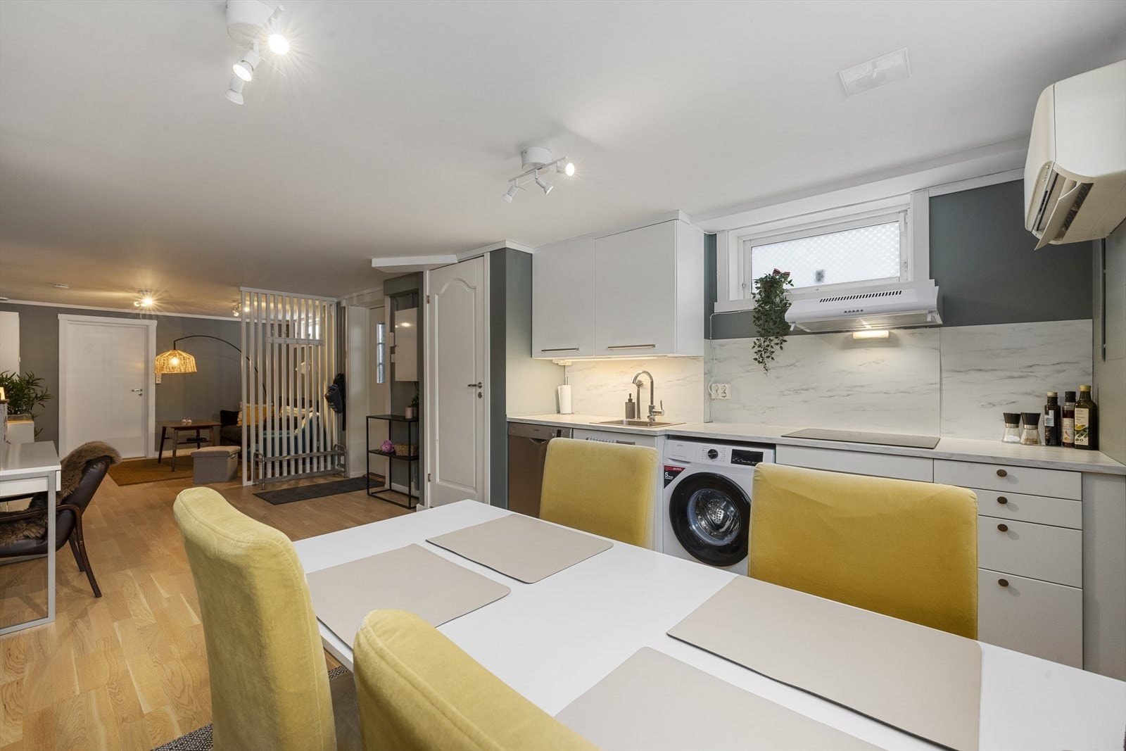 Hybelen har egen inngang, stue/kjøkken, soverom, bad og bod Galleribilde