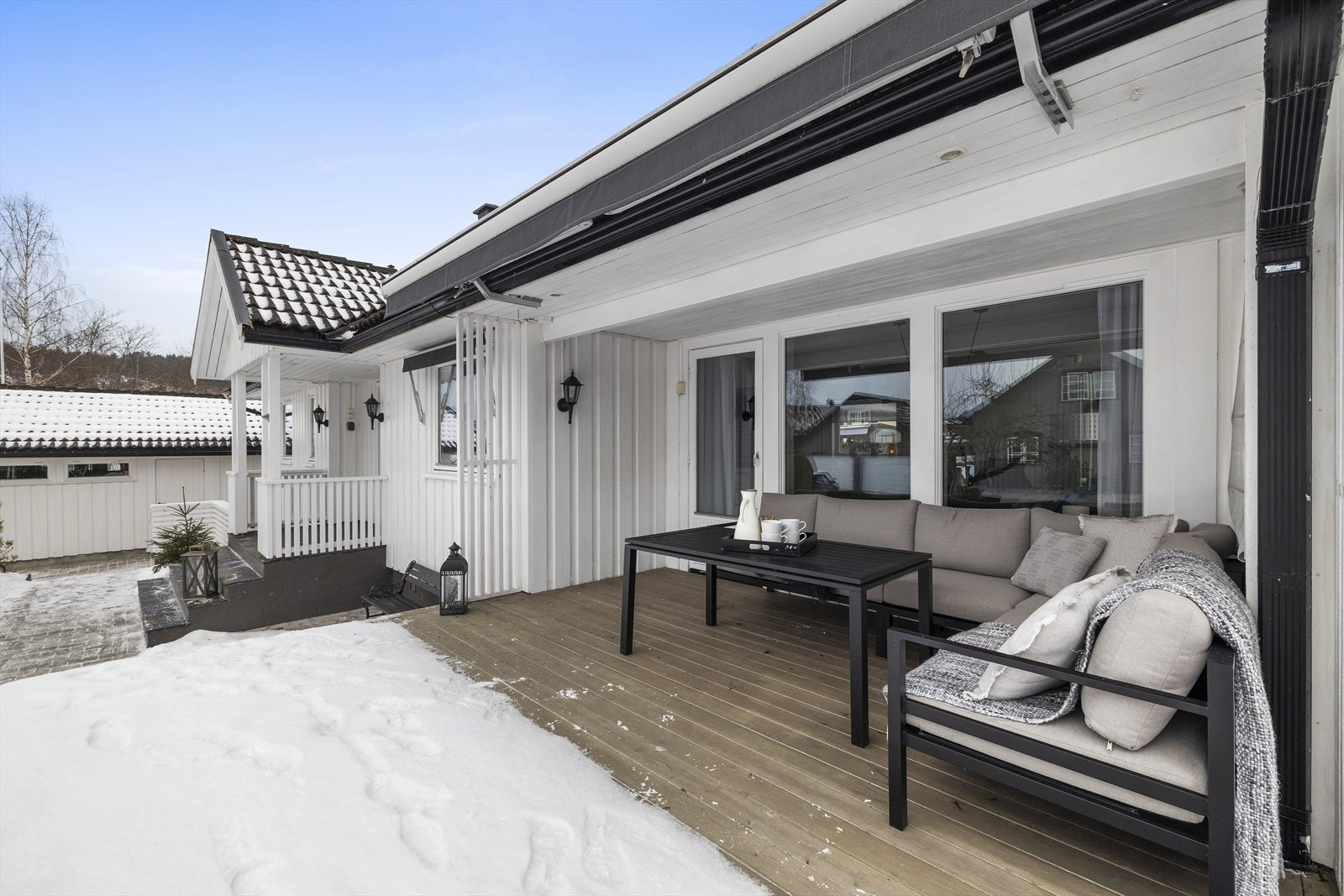 Utenfor spisestuen, mot sydvest, er det en koselig delvis overbygget veranda, som strekker seg rundt husveggen, mot øst Galleribilde