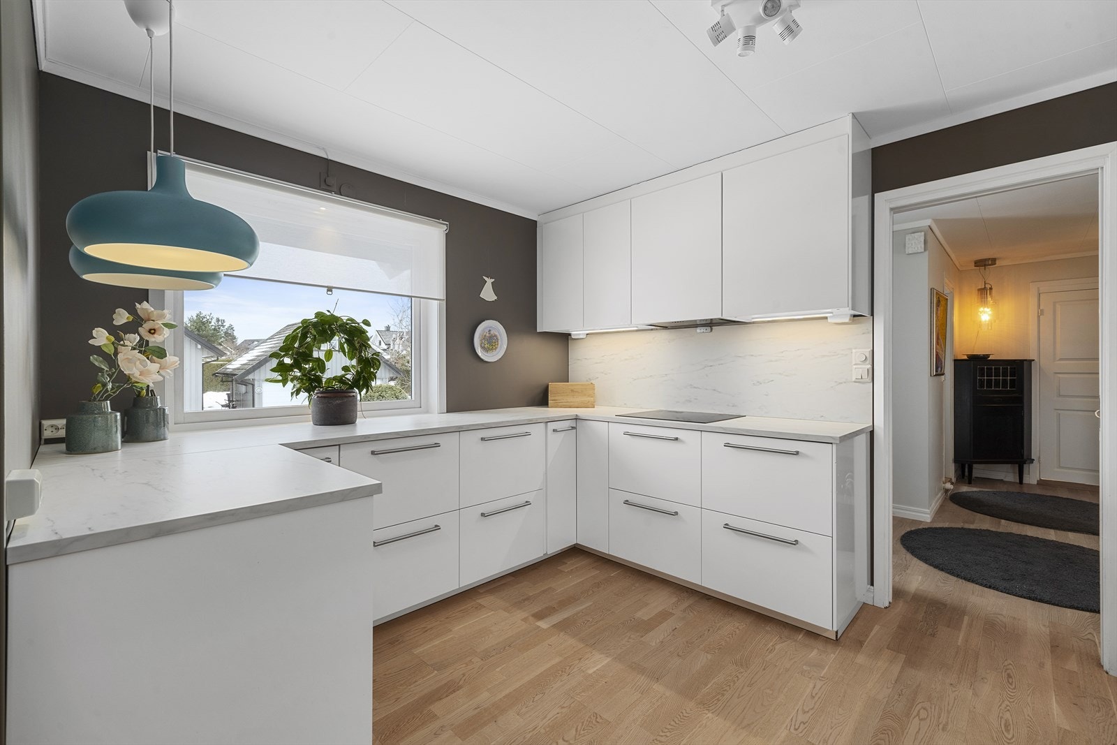 Det er rikelig med arbeidsplass på benkeflater Galleribilde