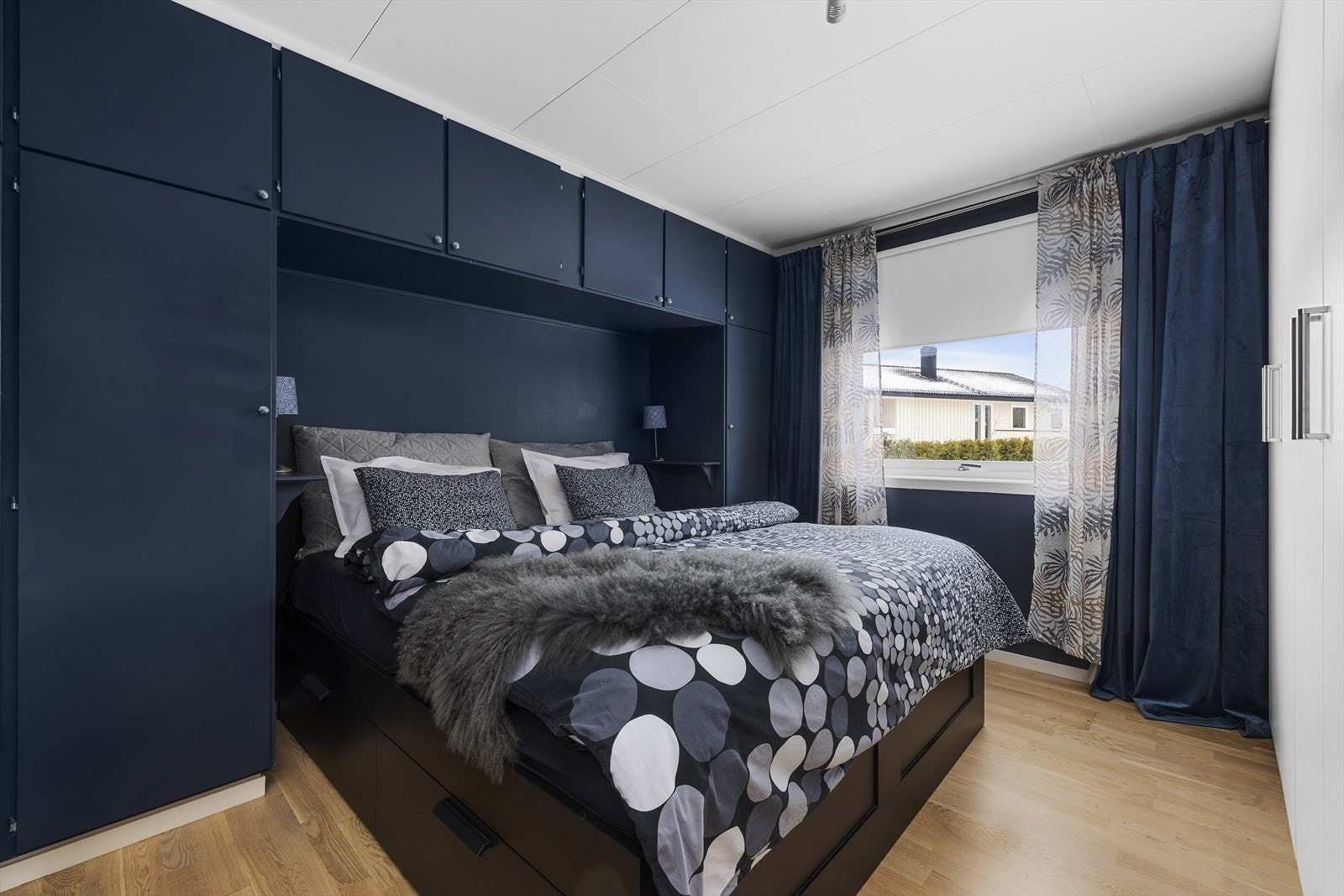 Hovedsoverom i 1. etasje har god plass til dobbeltseng, og rikelig med oppbevaringsplass i garderobeskap Galleribilde