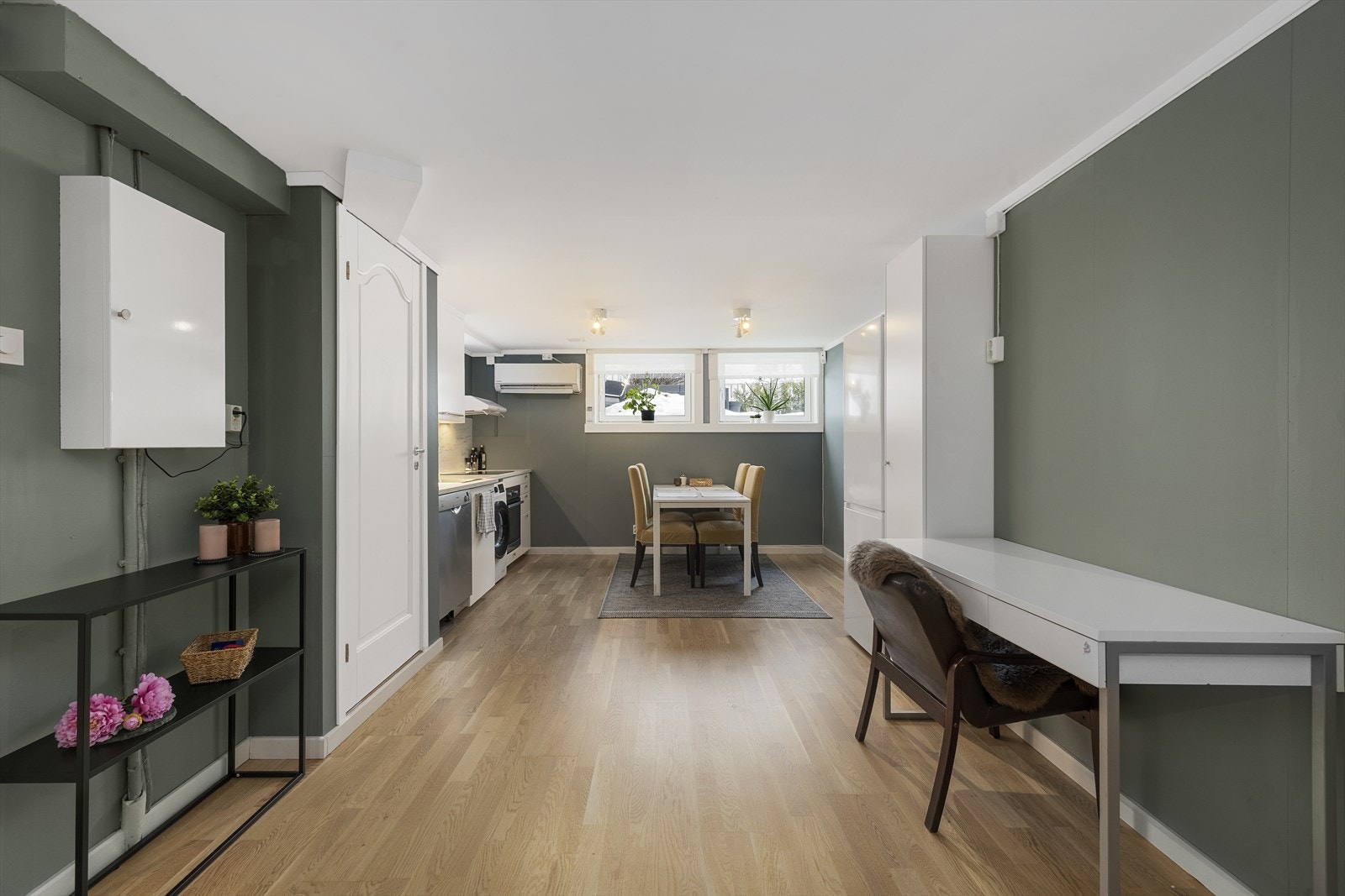 Det ble etablert hybel i boligens kjelleretasje i 2024, med egen inngang og intern gjennomgang Galleribilde