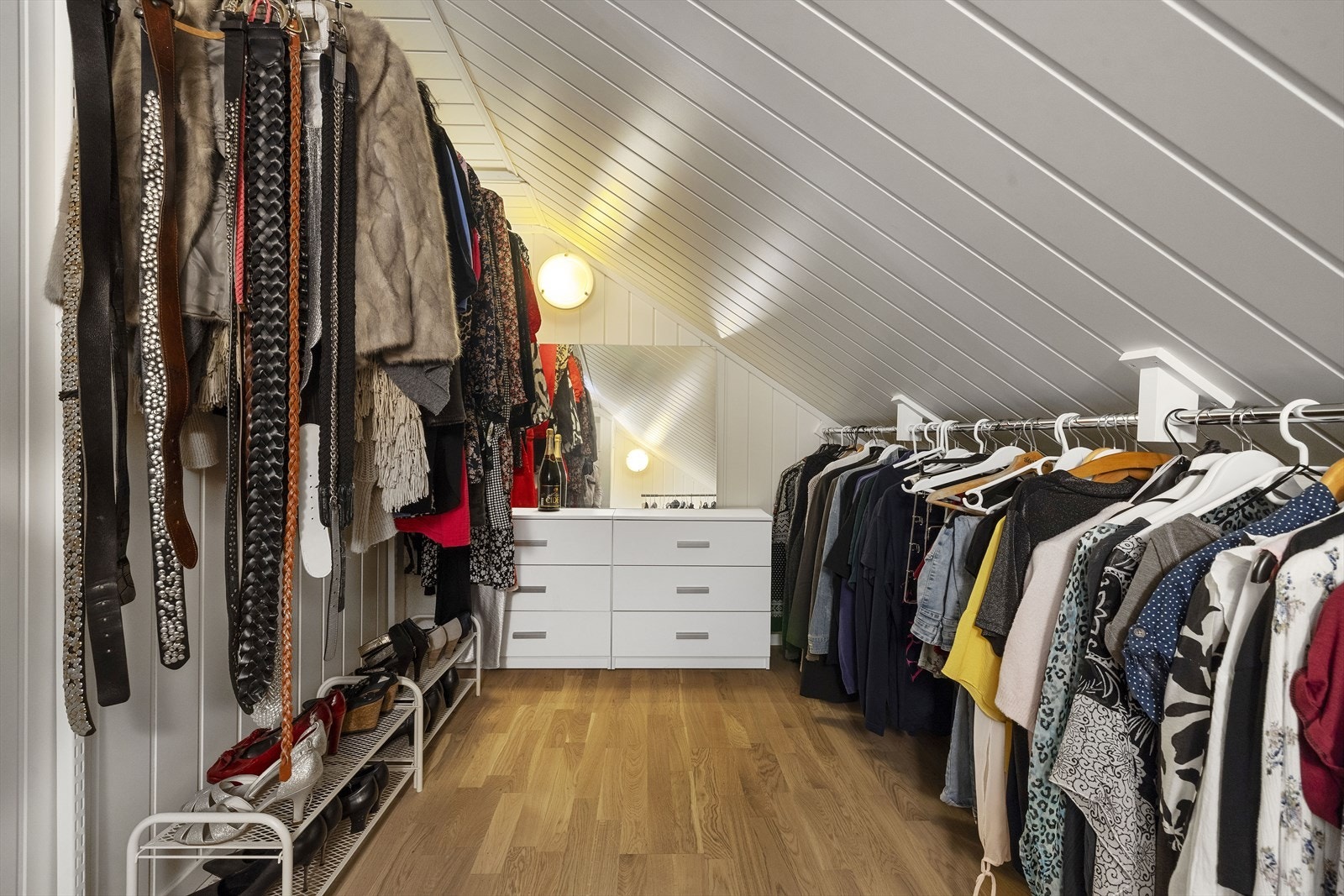 I 2. etasje er det praktisk garderoberom Galleribilde