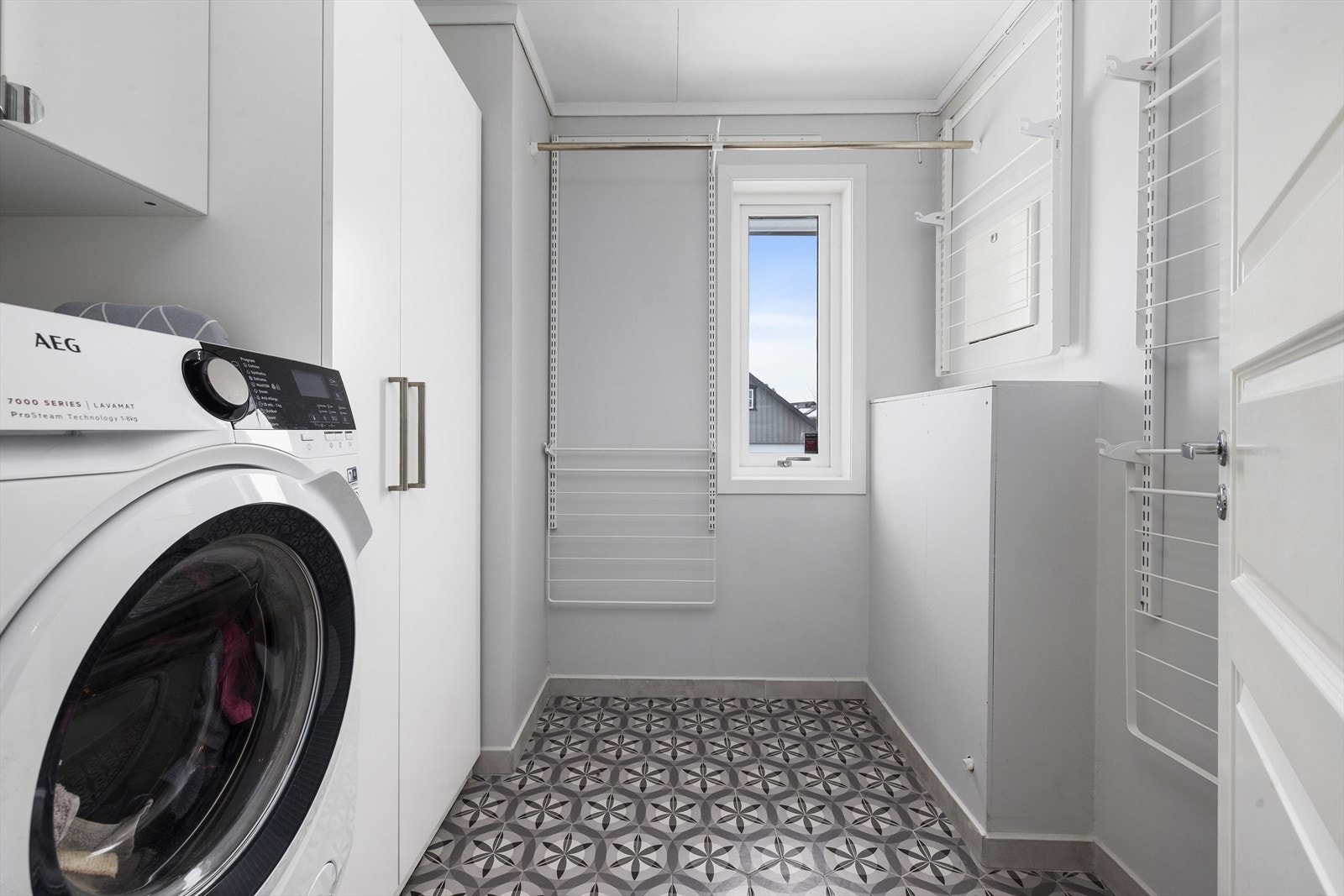 Praktisk vaskerom oppgradert i 2019, med opplegg for vaskemaskin og innredning med skap Galleribilde