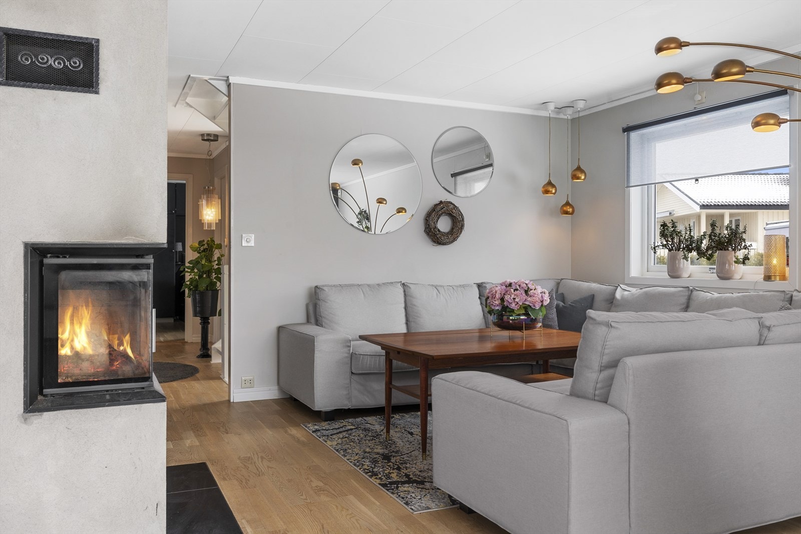 Stuen er innredet med moderne peisovn og varmepumpe som sørger for en hyggelig stemning og god oppvarming til boligens hovedetasje Galleribilde