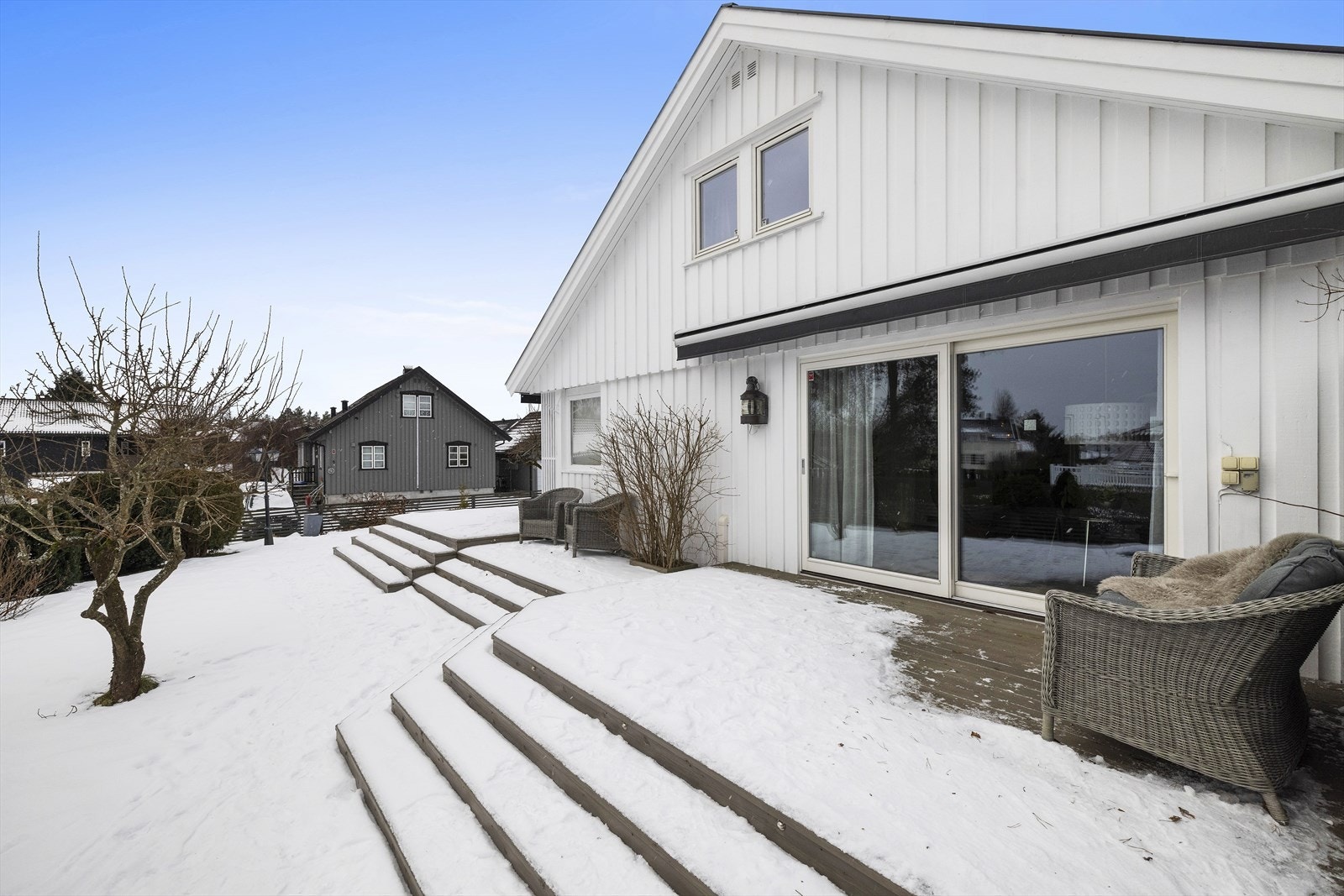 Eiendommen har særdeles gode solforhold som kan nytes fra morgen til kveld, i avslappende og rolige omgivelser Galleribilde