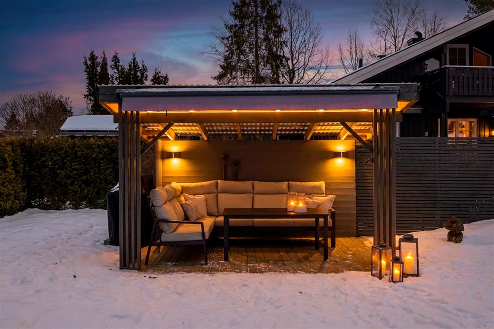 I den velstelte hagen er det etablert en koselig pergola med god plass til sittegruppe Galleribilde