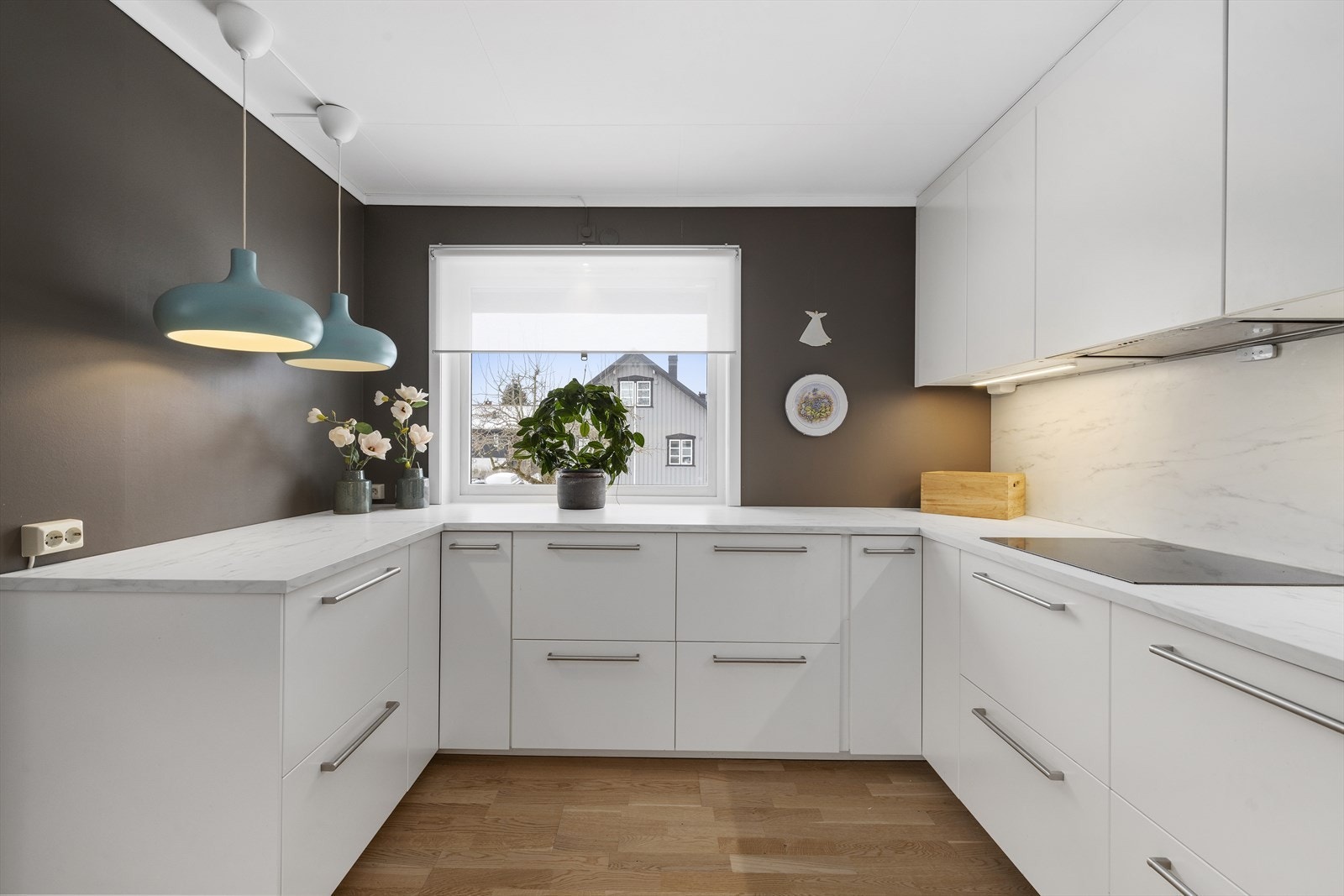 Det er svært god oppbevaringsplass i over- og underskap Galleribilde