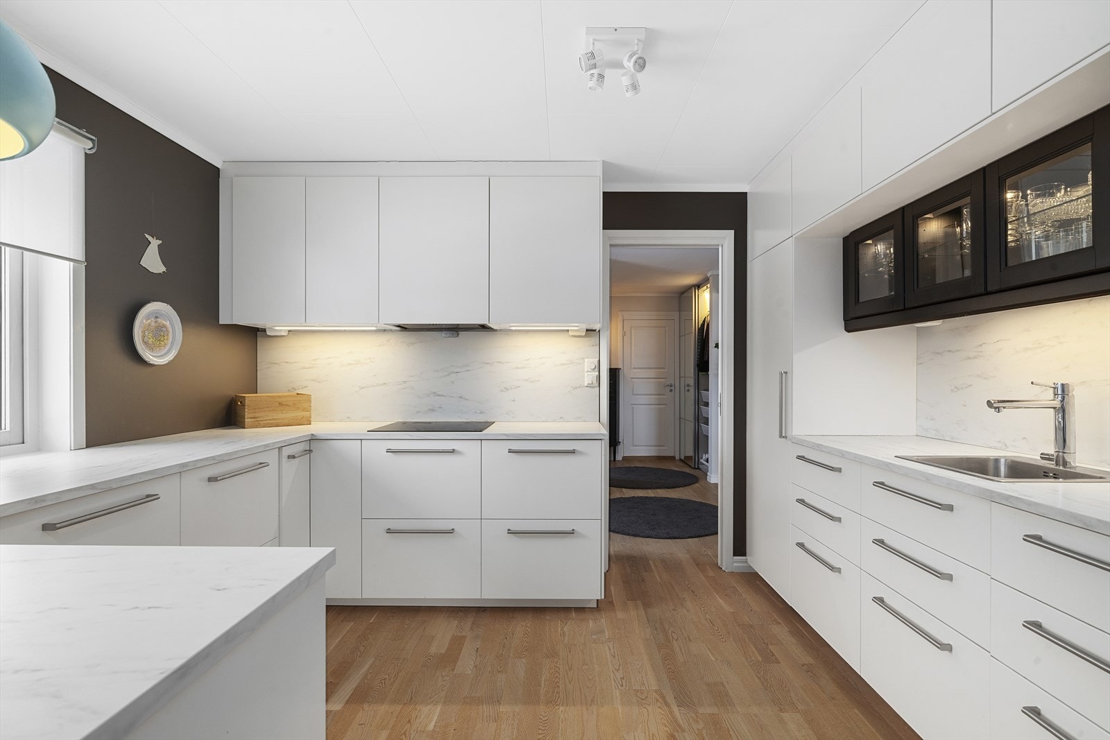 Integrerte hvitevarer som medfølger: kjøl/fryseskap, oppvaskmaskin, stekeovn og koketopp Galleribilde