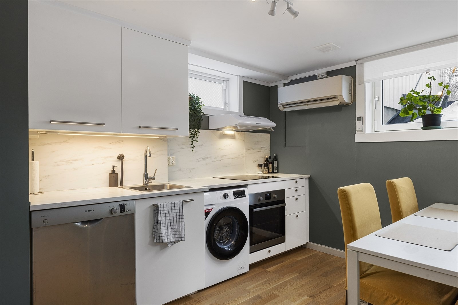 Pen kjøkkeninnredning med slette fronter og laminert benkeplate Galleribilde