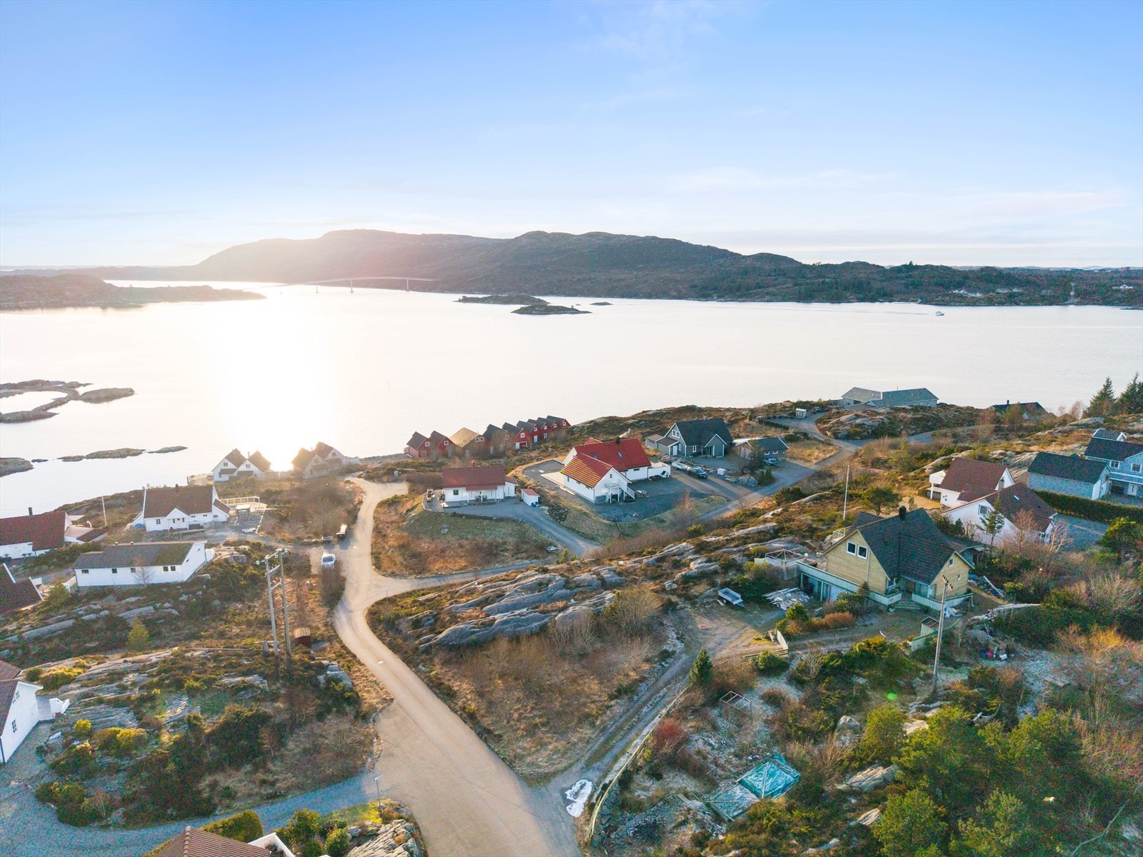Tomten ligger svært godt til med gode solforhold og vakker sjøutsikt. Galleribilde