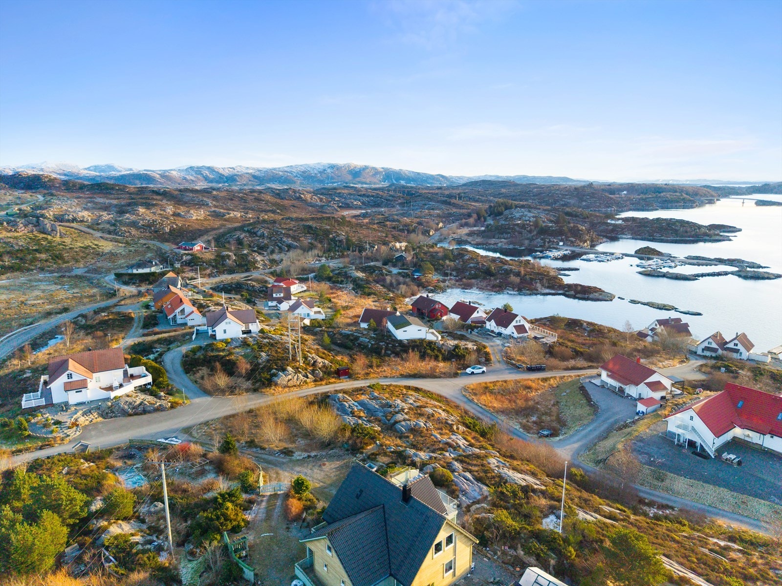 Tomten er i henhold til kommuneplanen fastsatt til kombinert bebyggelse og anleggsformål. Galleribilde