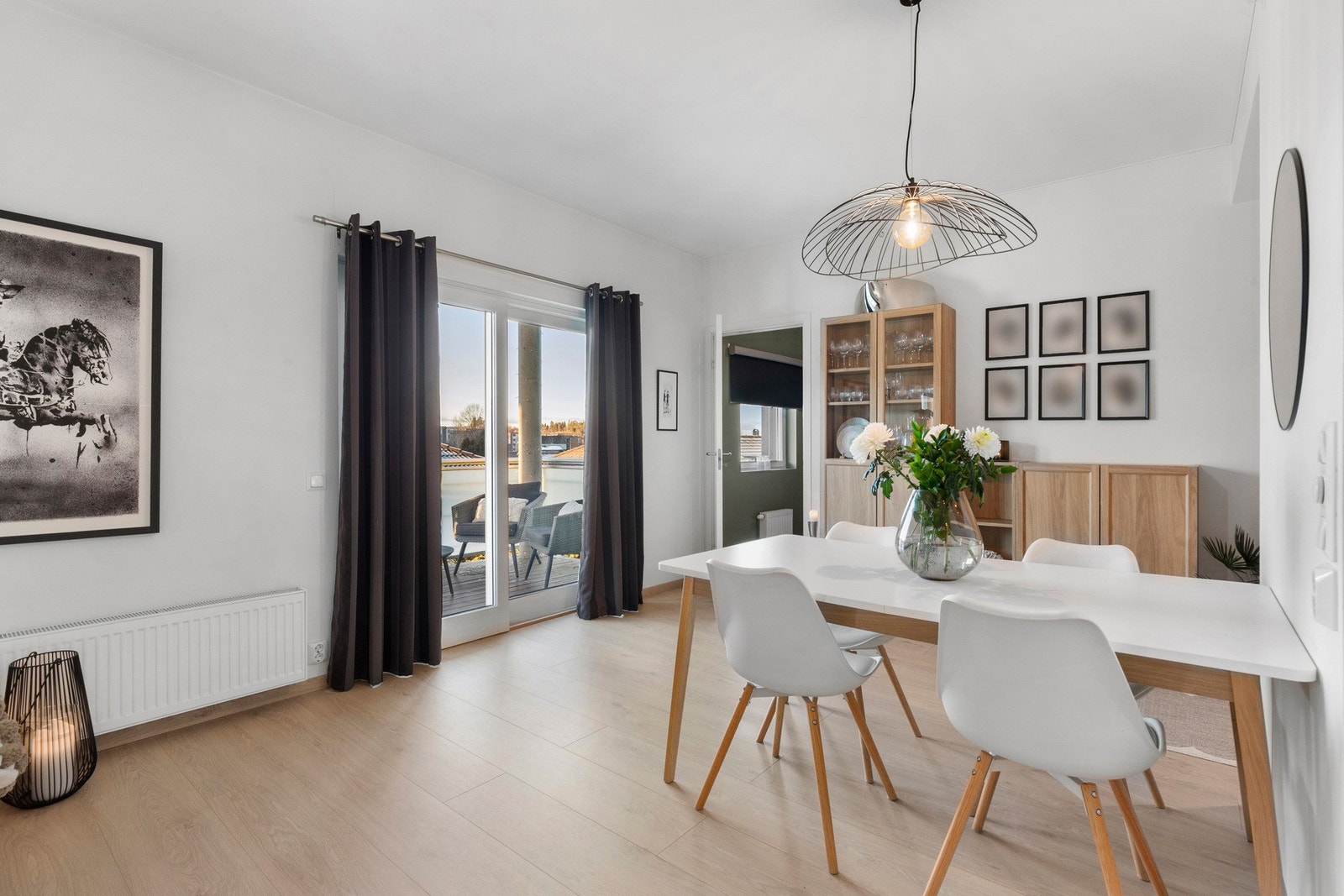 Her er det rikelig med plass til stort spisebord. Galleribilde