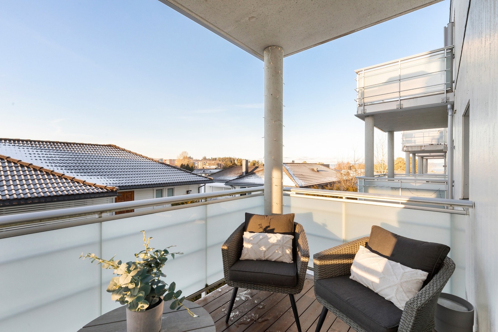 Leiligheten har en vestvendt overbygd balkong på 7,8 kvm. Galleribilde