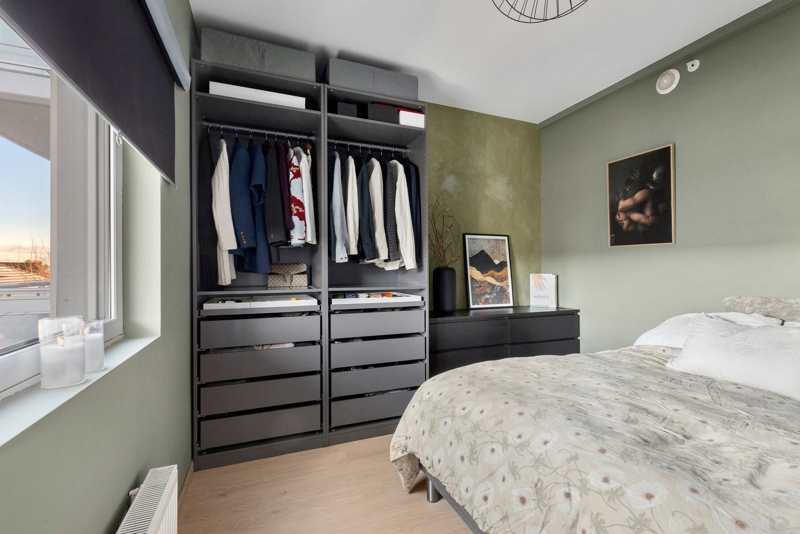 Her er det god plass til både seng og garderobe. Galleribilde