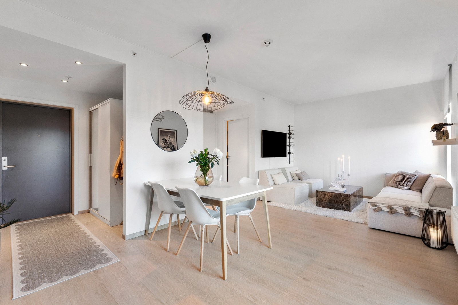 Stuen og kjøkkenet strekker seg over ca 26 kvm. Galleribilde