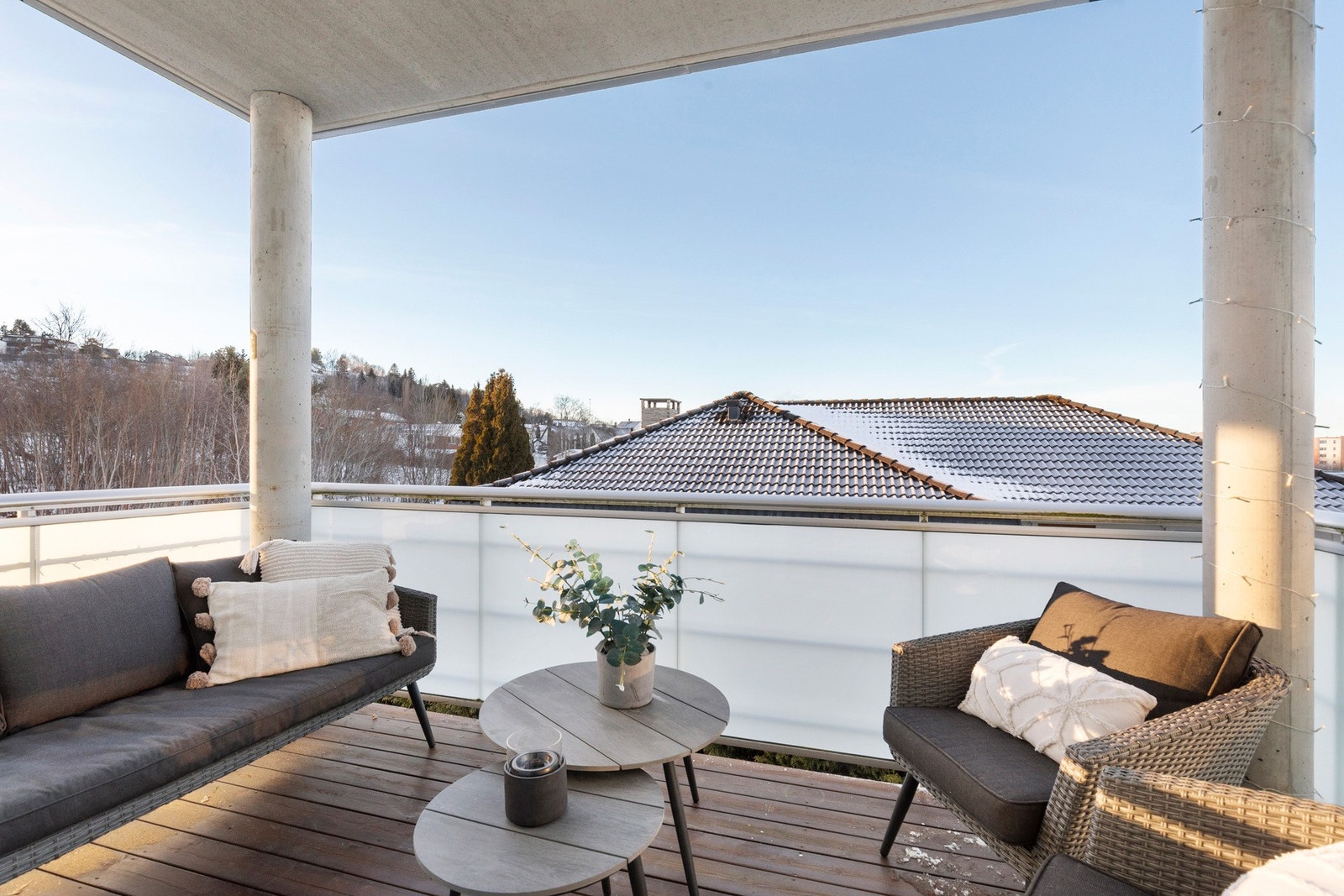 Her bor man et i rolig og etablert område med store grøntarealer og nærhet til en rekke servicefunksjoner. Galleribilde