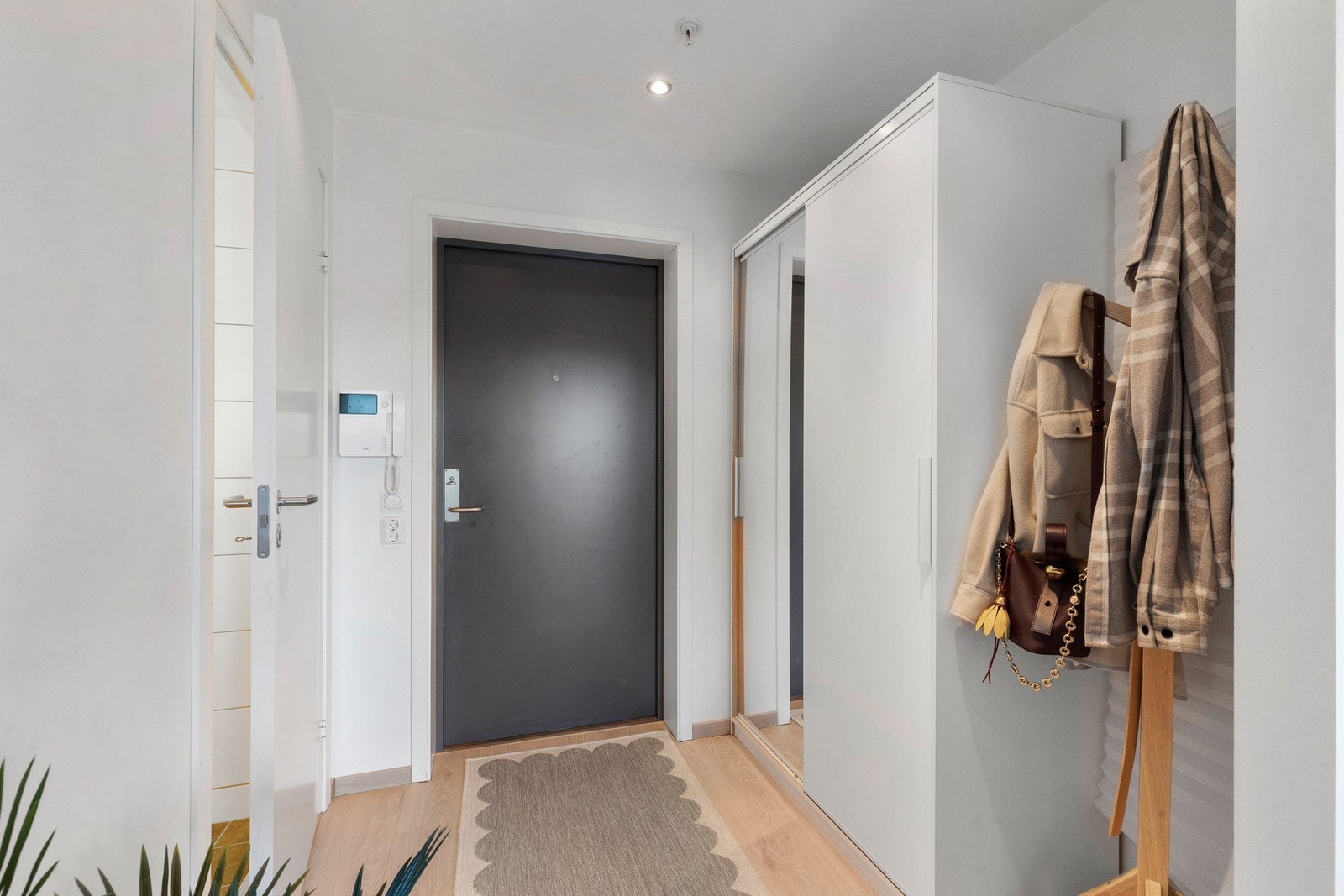 Entre med skyvedørsgarderobe. Galleribilde