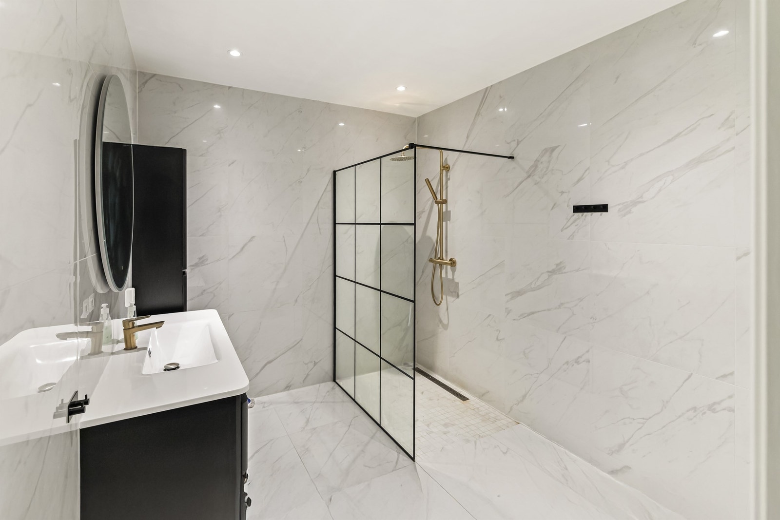 Lekker og delikat flislagt bad i boligens 2. etasje er også fra 2022. Gulv har varmekabler og det er montert downlights i tak. Galleribilde