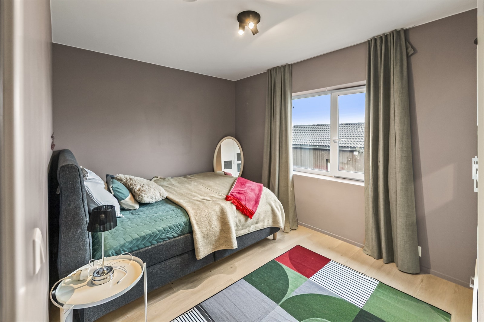 Soverom nummer en av totalt tre i boligens 2. etasje. Galleribilde