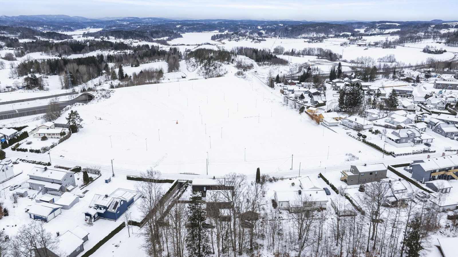 Her bor du "midt i smørøyet" med kort vei til de fleste fasiliteter. Runar idrettsanlegg med et stort utvalg av sportslige tilbud og fritidsaktiviteter ligger rett på utsiden av døren. Galleribilde