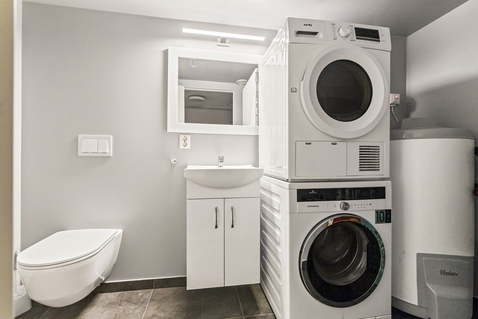 Eget vaskerom kombinert toalettrom i kjelleren fra 2022. Galleribilde