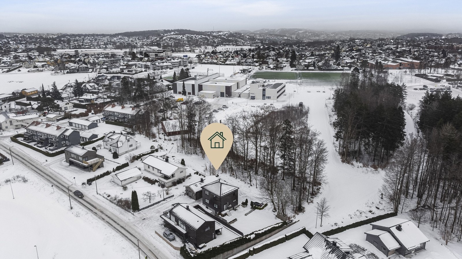 Boligen har en perfekt beliggenhet for den aktive barnefamilien, med kort vei til alt og Runar idrettspark rett i nærheten. Attraktiv og sentral beliggenhet på Haukerød, et av Sandefjords mest populære og familievennlige områder. Galleribilde