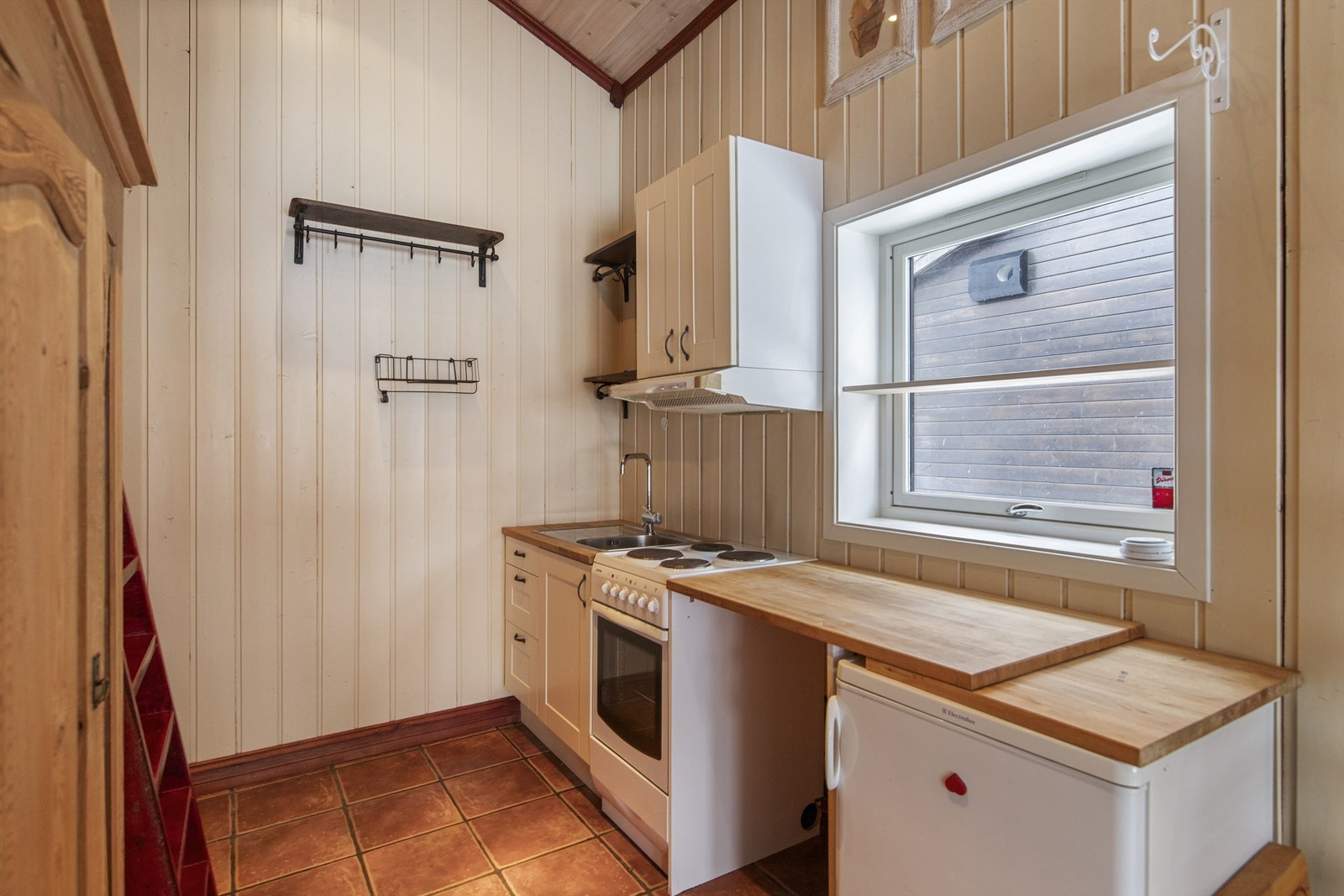 Kjøkkeninnredningen er fra byggeåret og har profilerte fronter og benkeplater av heltre. Det er nisje til komfyr og oppvaskmaskin (montering kjøkken er ikke søkt eller godkjent av Sandefjord kommune). Galleribilde