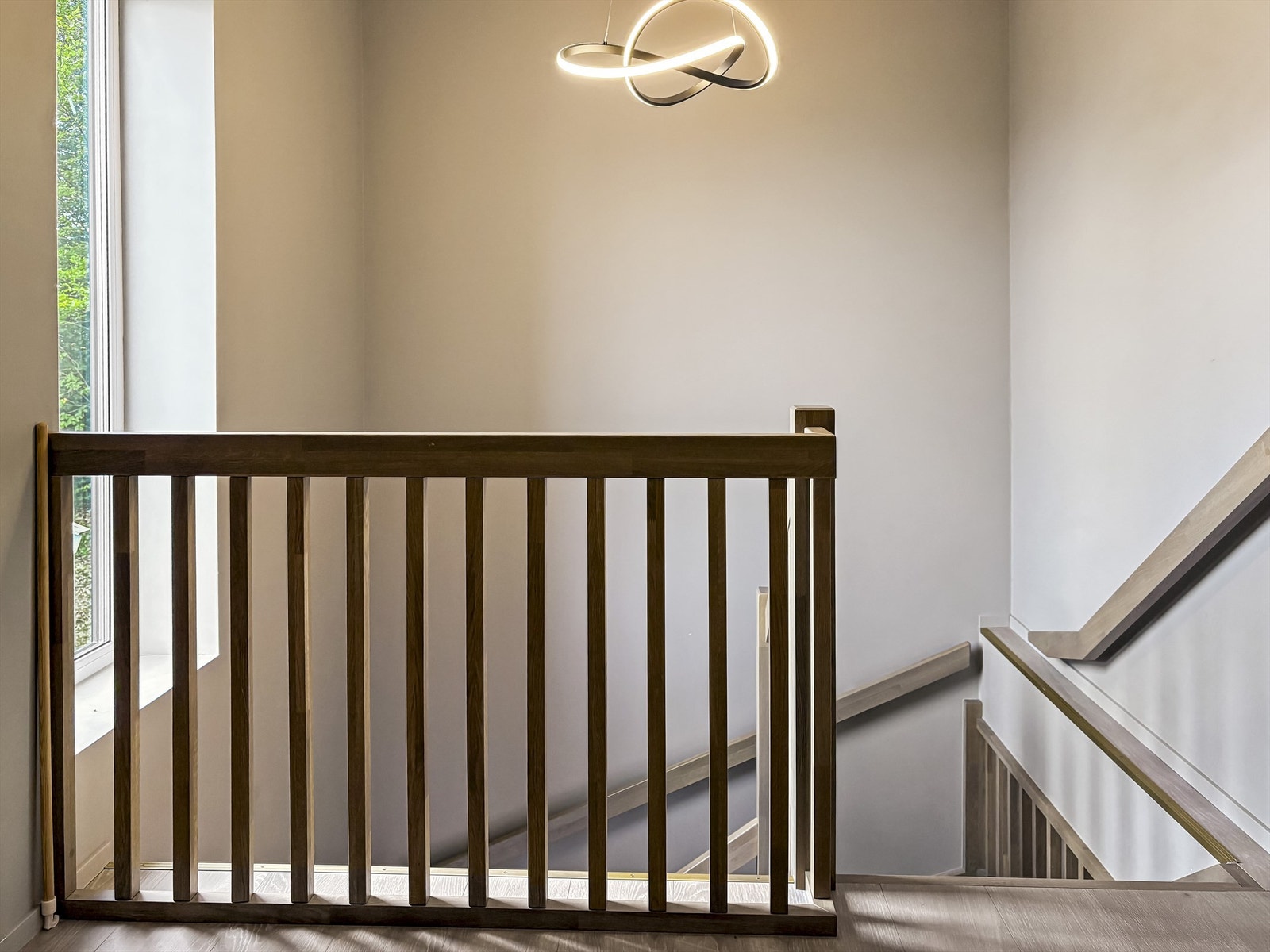 Stilig trappegang med flotte detaljer i boligens hoveddel. Galleribilde