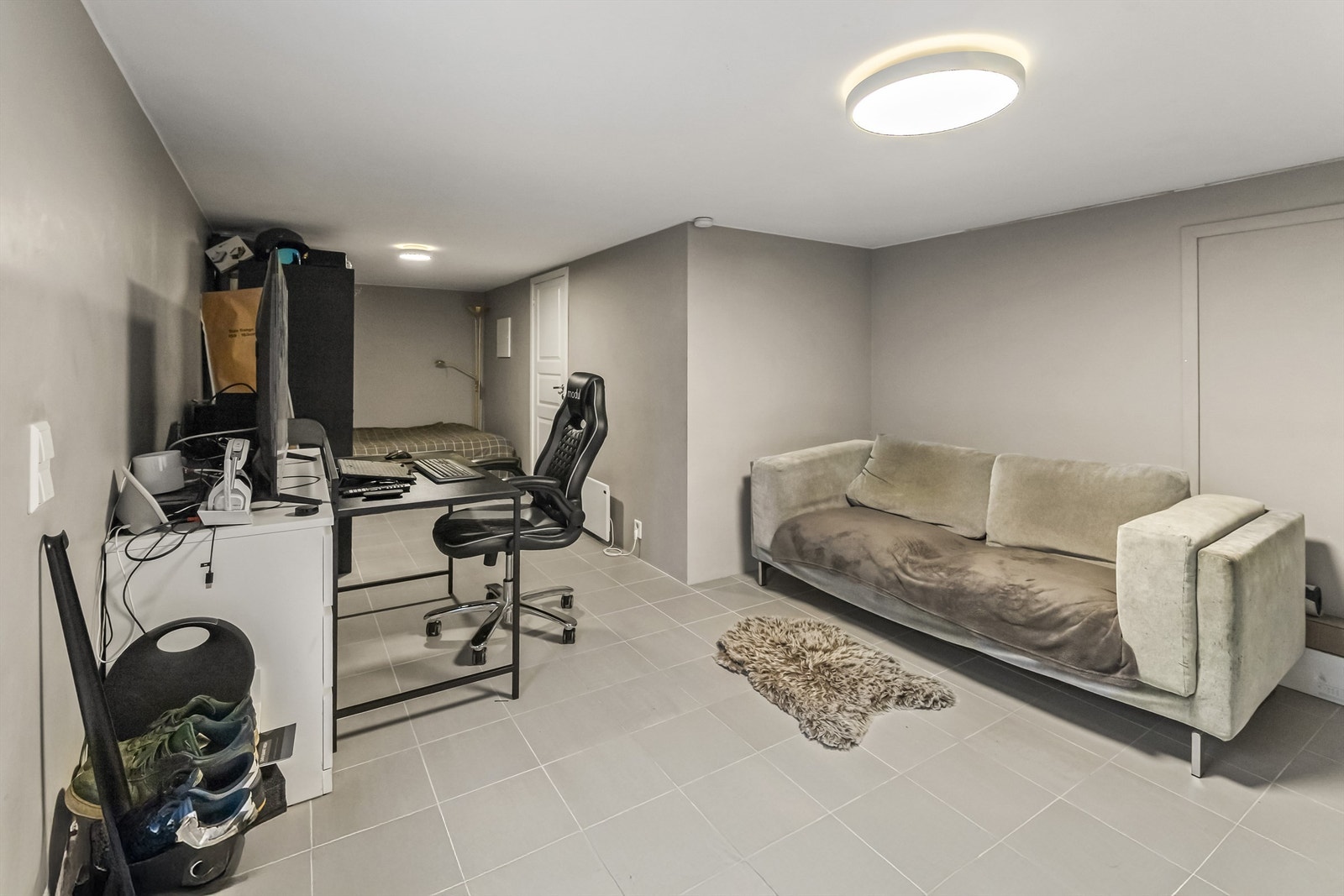 Bo rimelig med utleiemulighet. Hybelen er i dag utleie for kr. 6.900,- pr. mnd. pluss kr. 800,- for strøm. Galleribilde