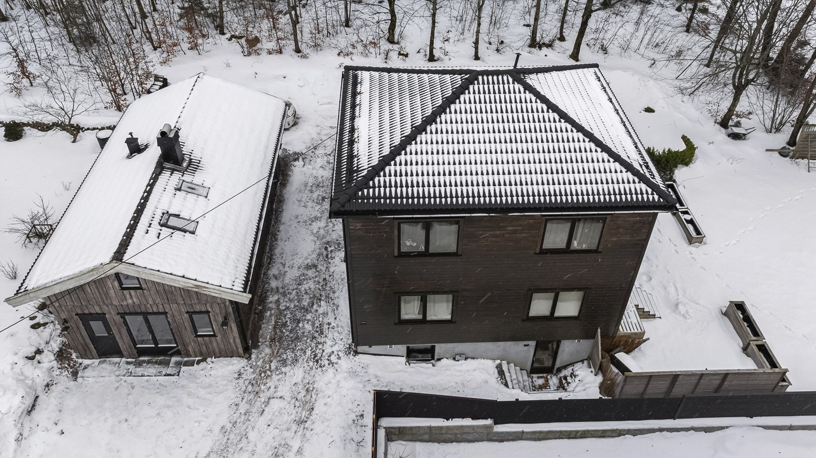 Boligen har gjennomgått flere oppgraderinger og renoveringer i løpet av perioden 2022 til 2023. Ytterdører, vinduer og terrasse-/balkongdører er fra blant annet 2022/2008. Nytt yttertak i 2022. Ny drenering i 2022. Galleribilde