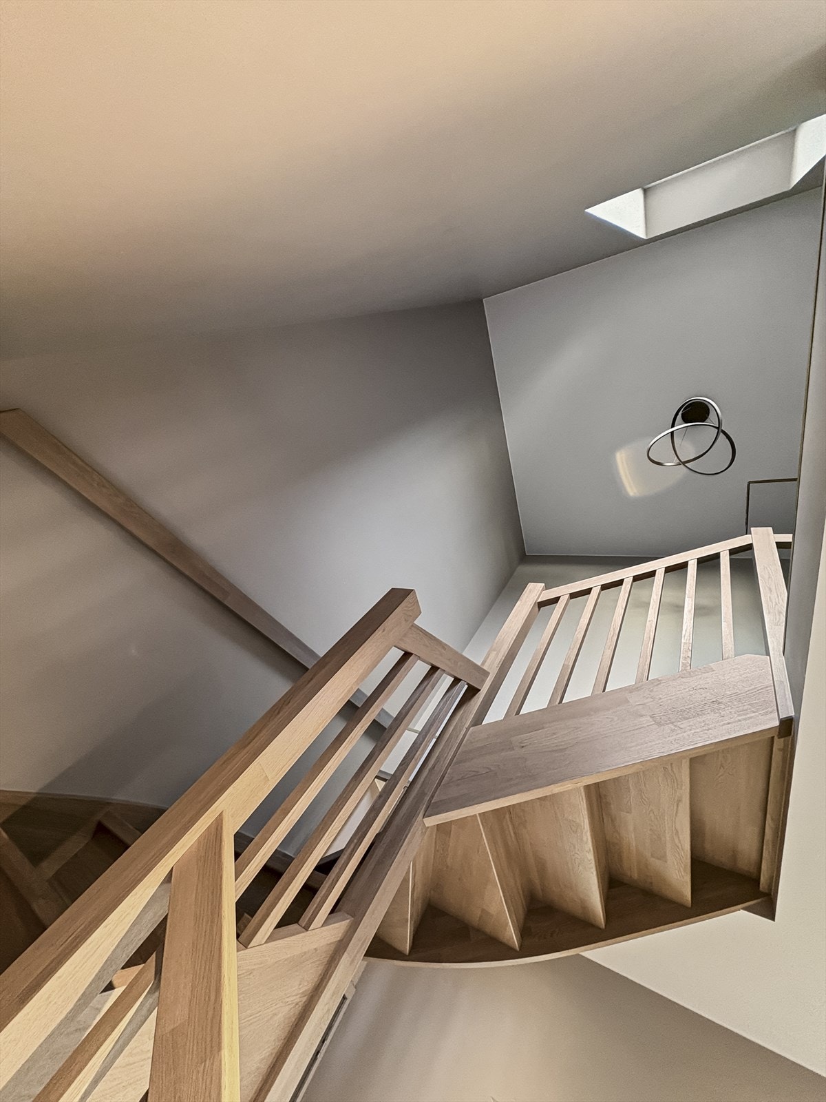 Stilig trappegang med flotte detaljer i boligens hoveddel. Galleribilde